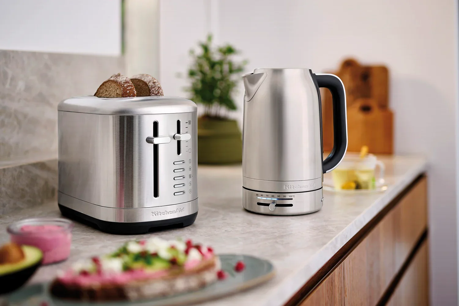 2025 Set de desayuno KitchenAid con hervidor 5KEK1701, tostadora de 2 ranuras 5KMT2109 y calentador de pan