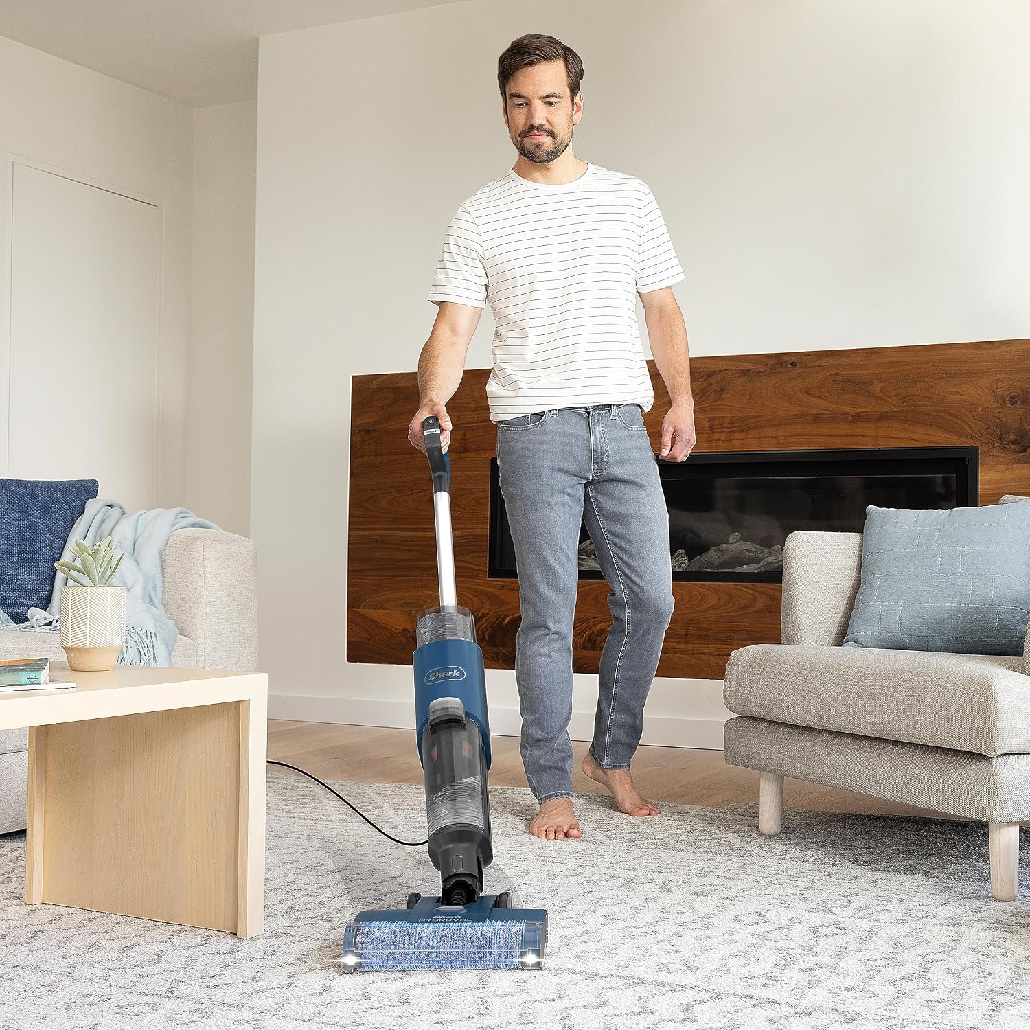 Shark HydroVac Kabelgebundener Nass Trockensauger, antimikrobieller Bürstenrolle, Mehrzwecklösung geruchsneutralisierend, 7,6m Kabel, selbstreinigender Bodenreiniger, saugt & wischt, Blau WD100EU
