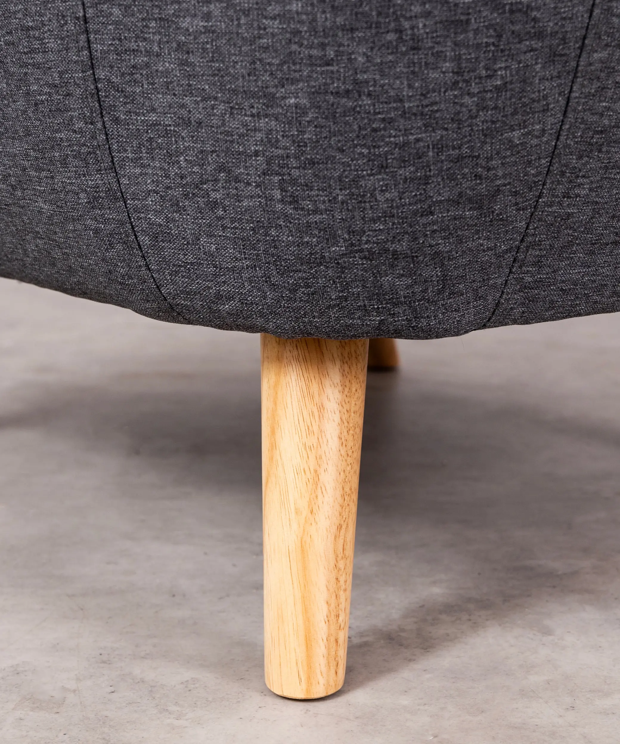 Sillón en Poliéster y Lino con Madera Skandic