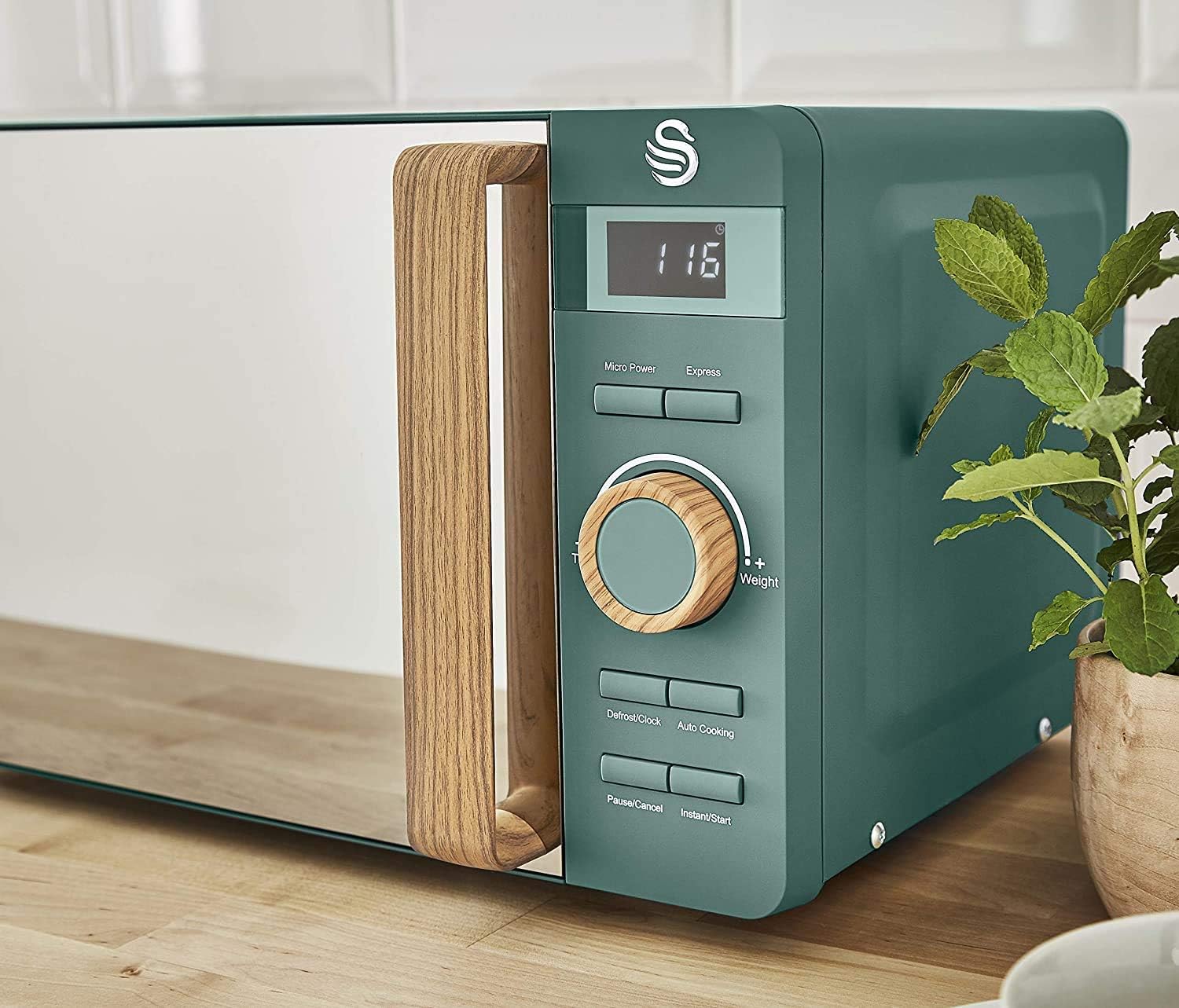 Swan Nordic 20 L digitaler Mikrowellenherd, 6 Leistungsstufen, 800 W Leistung, 30-Minuten-Timer, einfache Reinigung, Abtaumodus, modernes Design, Griff in Holzoptik, mattwei