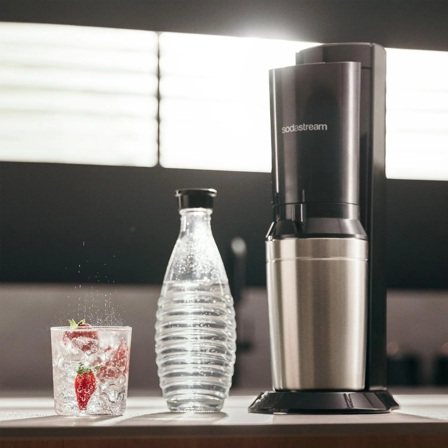 SodaStream Crystal 3.0 Wassersprudler – Quick Connect CO2, 2x Glaskaraffe 0,7L, Titan/Schwarz