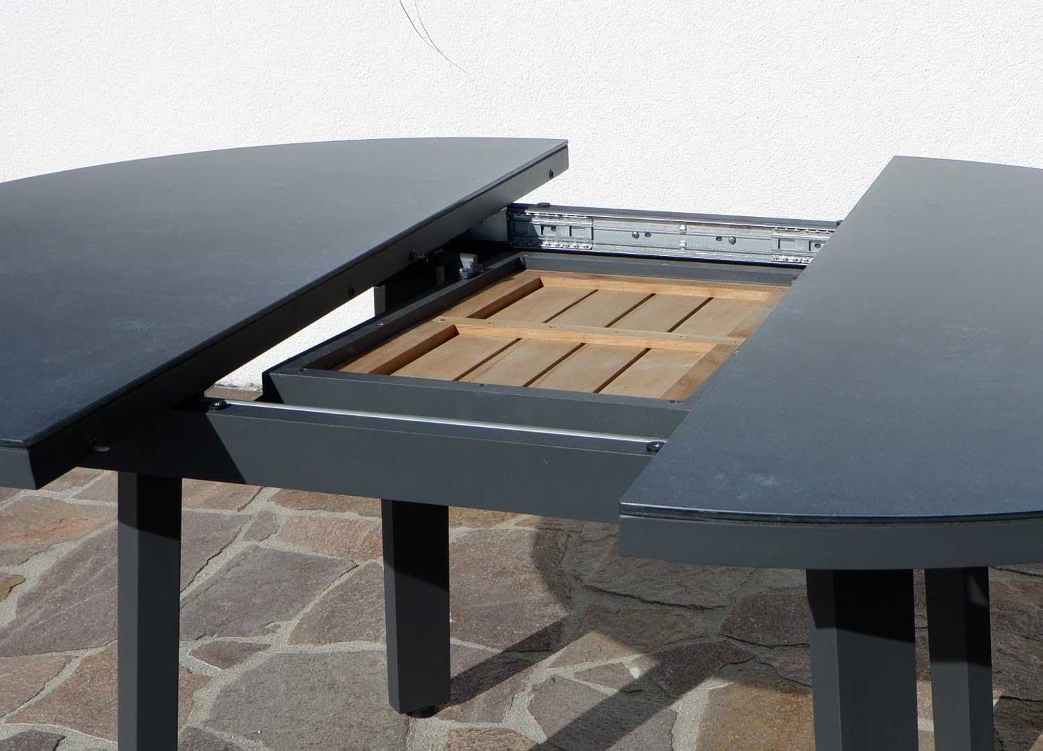 ALEOS. Gartengarnitur Gartenset Aluminium Teak Set mit rundem Ausziehtisch 120cm auf 160cm ausziehbar + 6 Stapelstühle anthrazit Trinidad