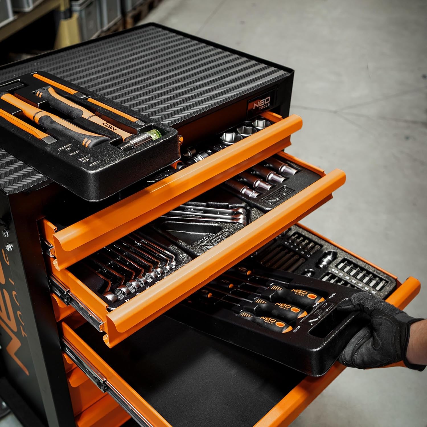 NEO TOOLS Werkzeugschrank 680x460x1030 mm, 7 Werkzeugschubladen, Belastbarkeit 280 kg, öl- und fettbeständiges Oberteil, Zentralverriegelung, Schubladenverriegelung, 5