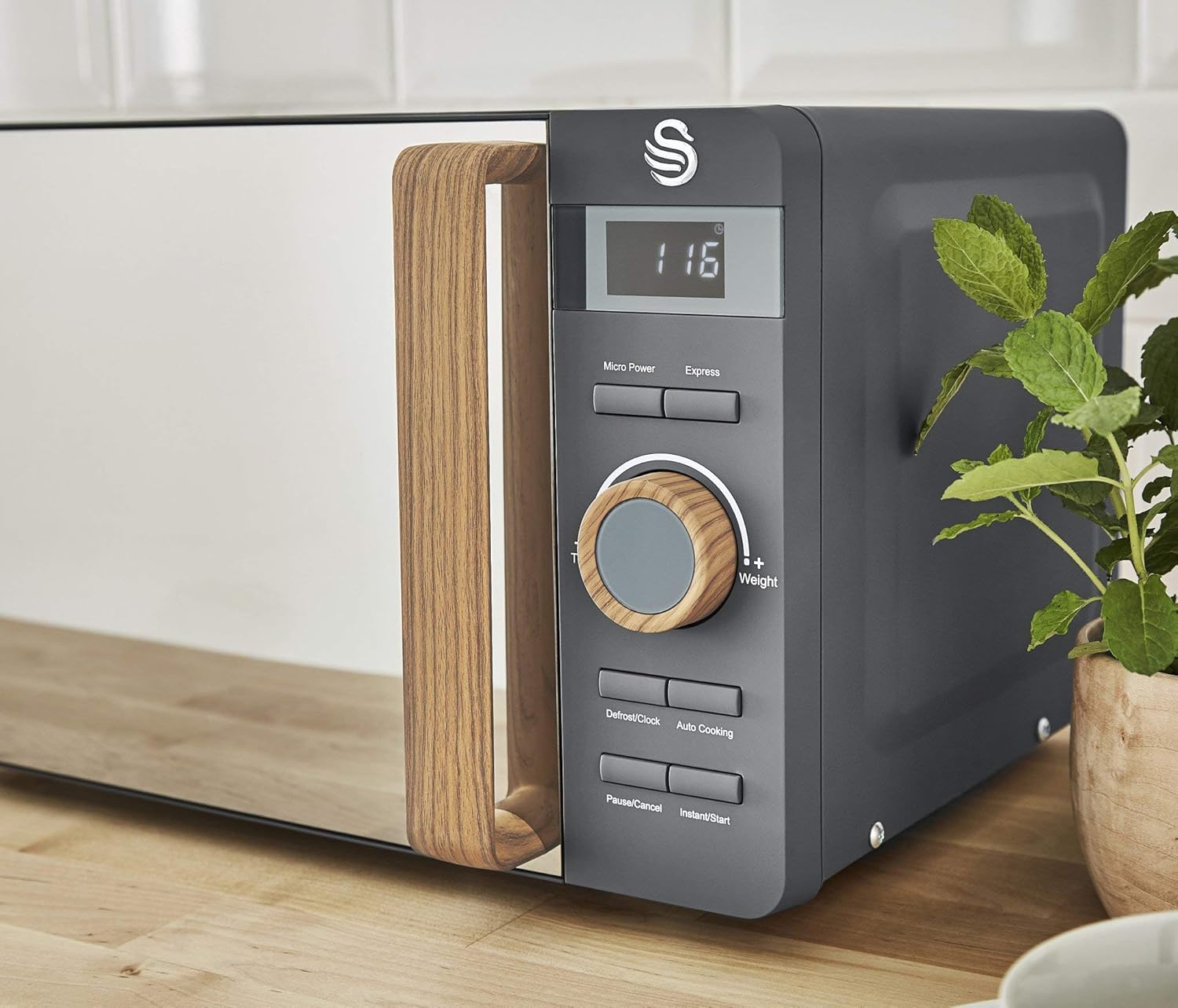 Swan Nordic 20 L digitaler Mikrowellenherd, 6 Leistungsstufen, 800 W Leistung, 30-Minuten-Timer, einfache Reinigung, Abtaumodus, modernes Design, Griff in Holzoptik, mattwei