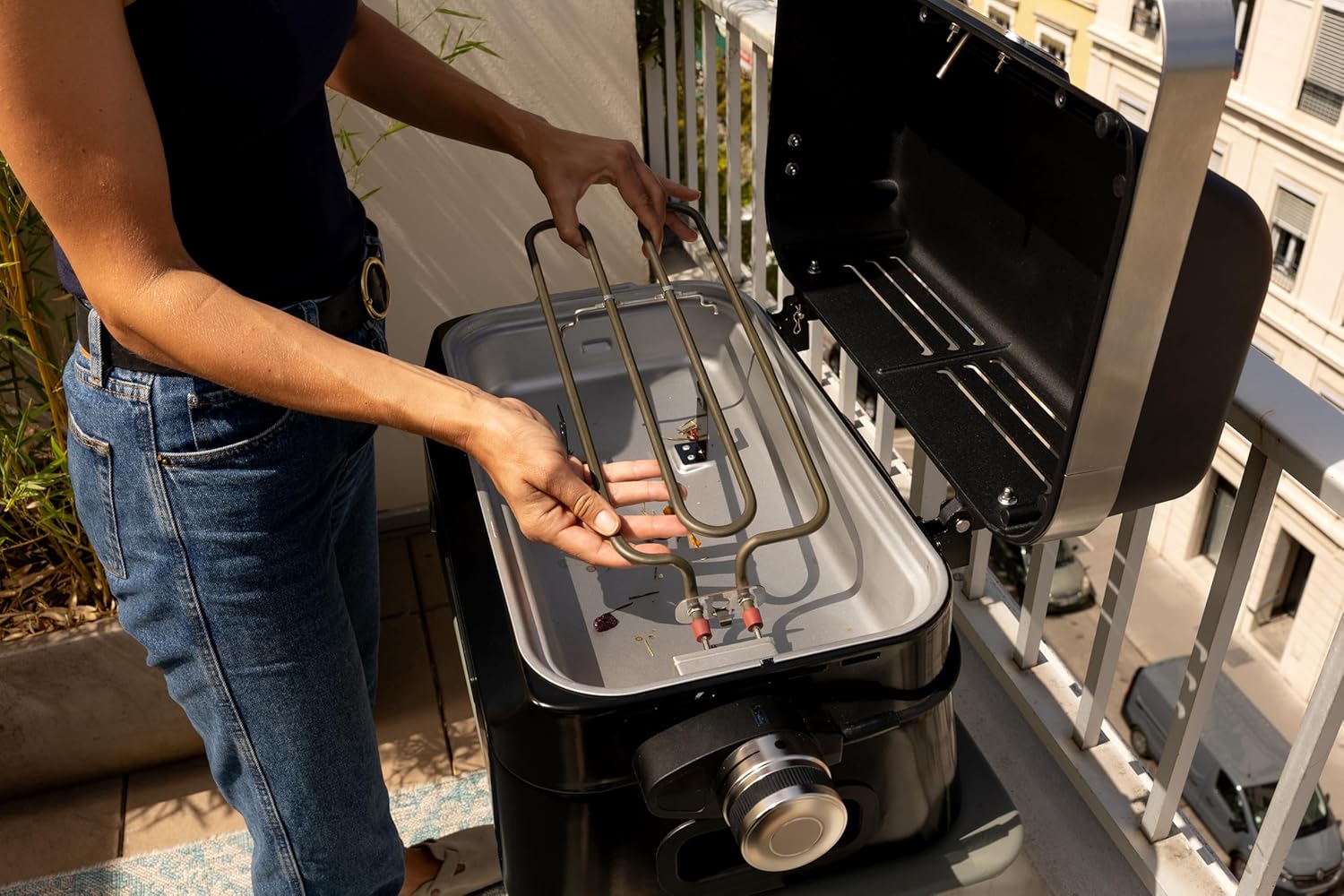 Campingaz Grill Attitude2go, Gasgrill & Elektrogrill, Tischgrill, tragbarer Balkon-, Camping-Grill, mit Deckel, Thermometer und Gusseisen-Grillrost, Betrieb mit Gas oder Elektro