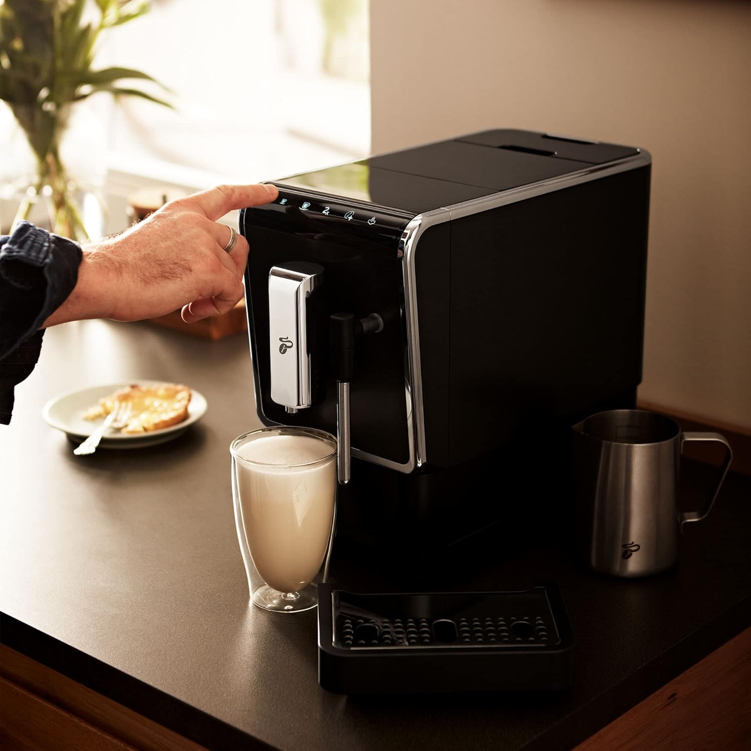 Tchibo Kaffeevollautomat Esperto Latte mit Milchaufschäumfunktion für Caffè Crema, Espresso und Milchspezialitäten, Anthrazit