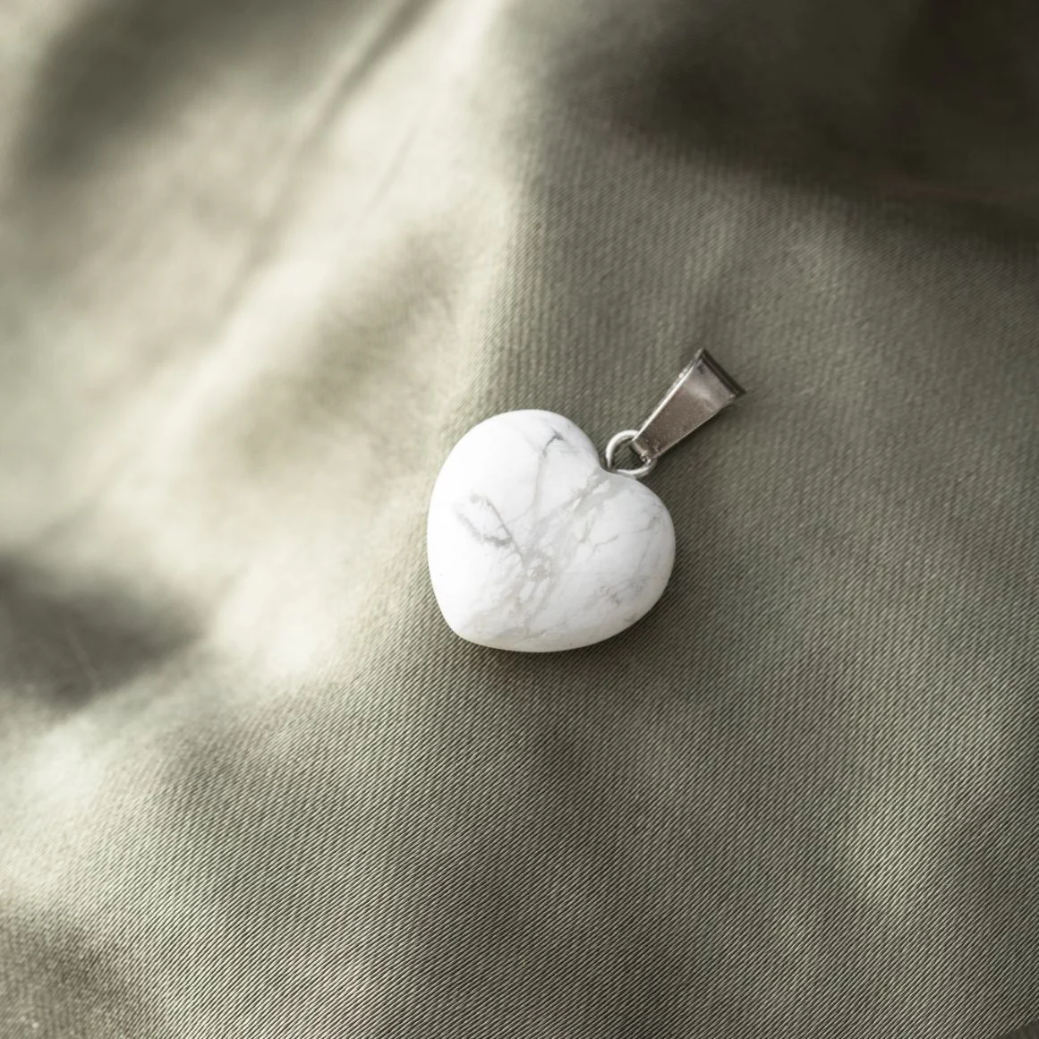 Hanger Edelsteen Hart - Geslepen Howliet Hartje - Geduld