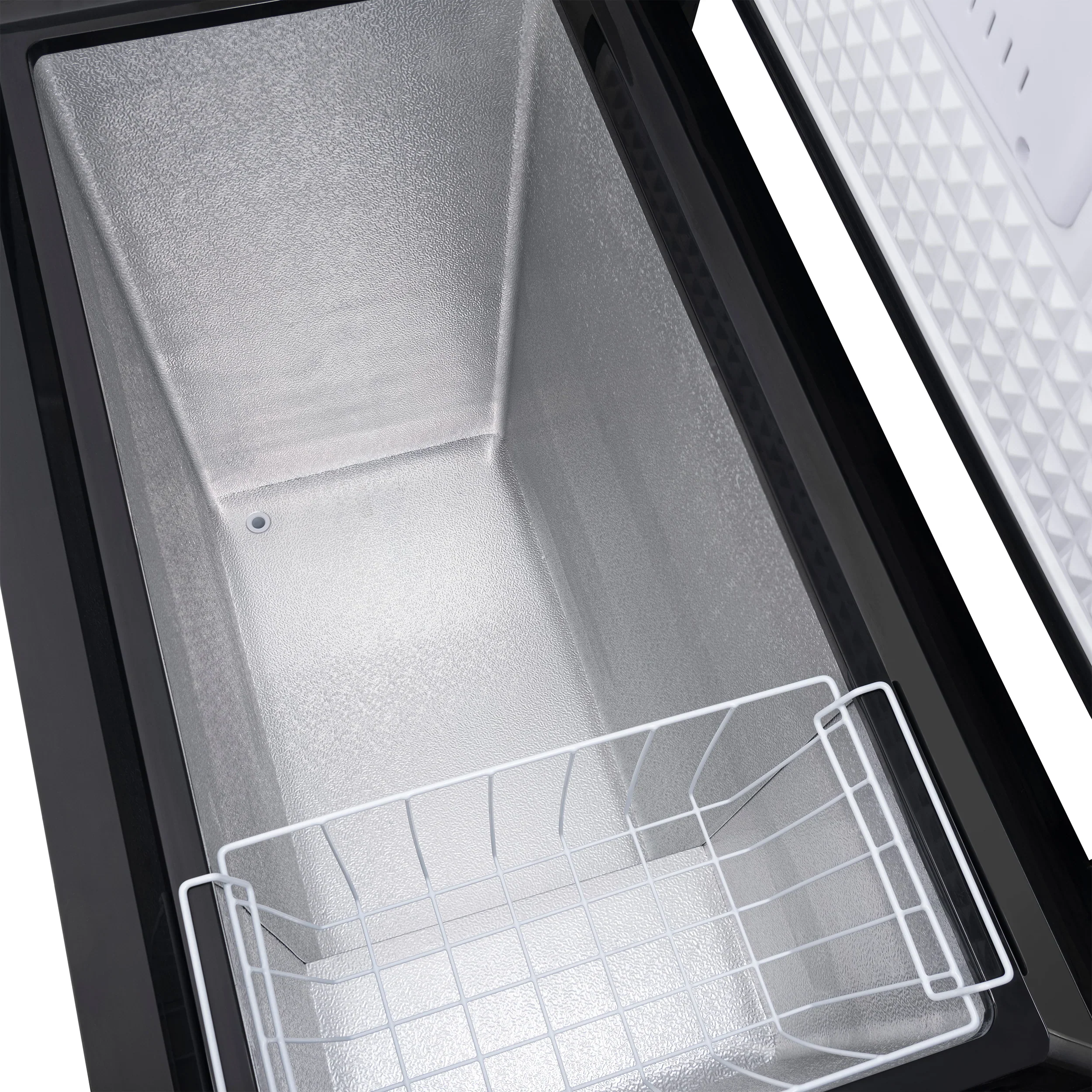 2025 Congelador tipo baúl compacto Newair®, 6.7 pies cúbicos – Negro