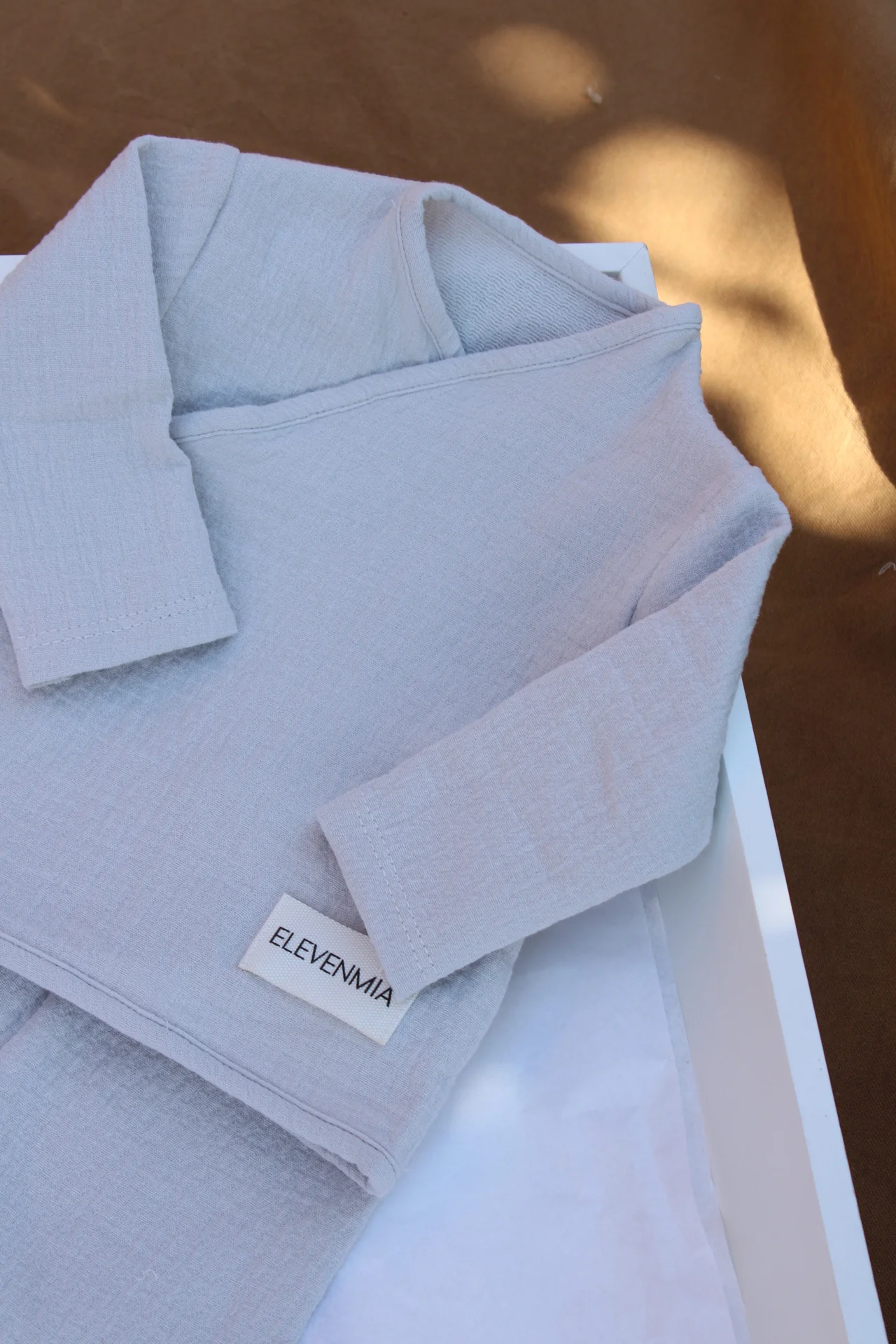 Conjunto Camisa Cruzada Gasa Gris + Polainas