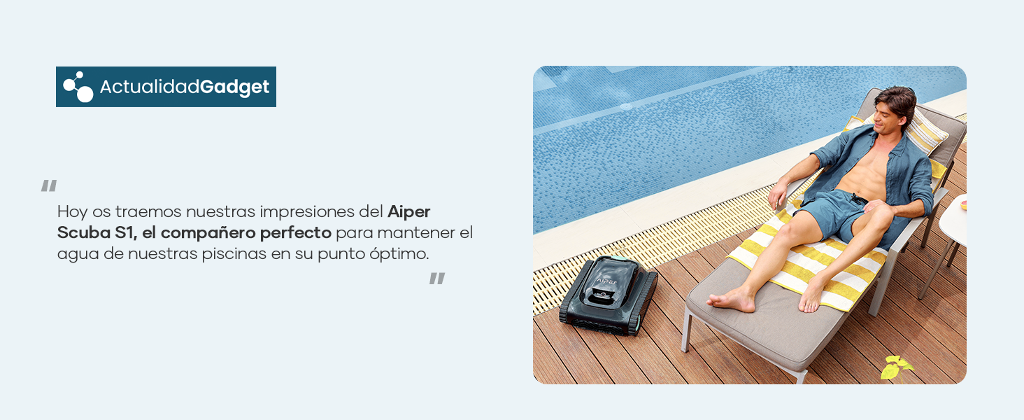 en una terraza de madera junto a una persona descansando en una tumbona cerca de una piscina. El dispositivo parece compacto y está diseñado para la limpieza automática de piscinas