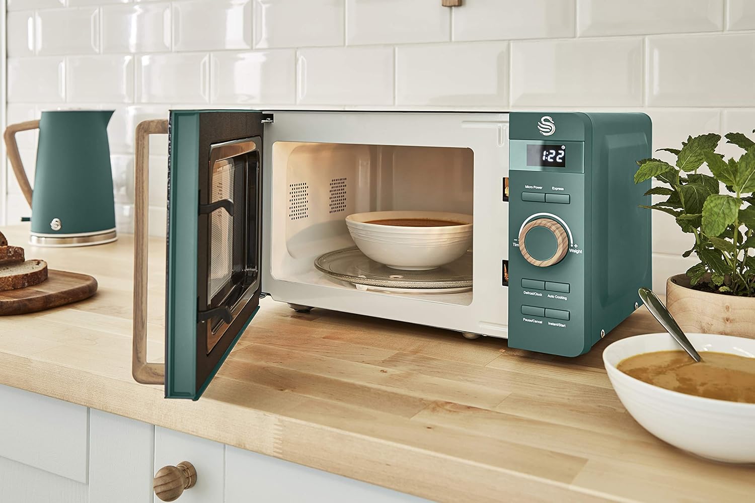 Swan Nordic SM22036WHTN Digitale Mikrowelle, Griff in Holzoptik, Gehäuse mit weicher Haptik und matter Oberfläche, 800 W, Baumwollweiß