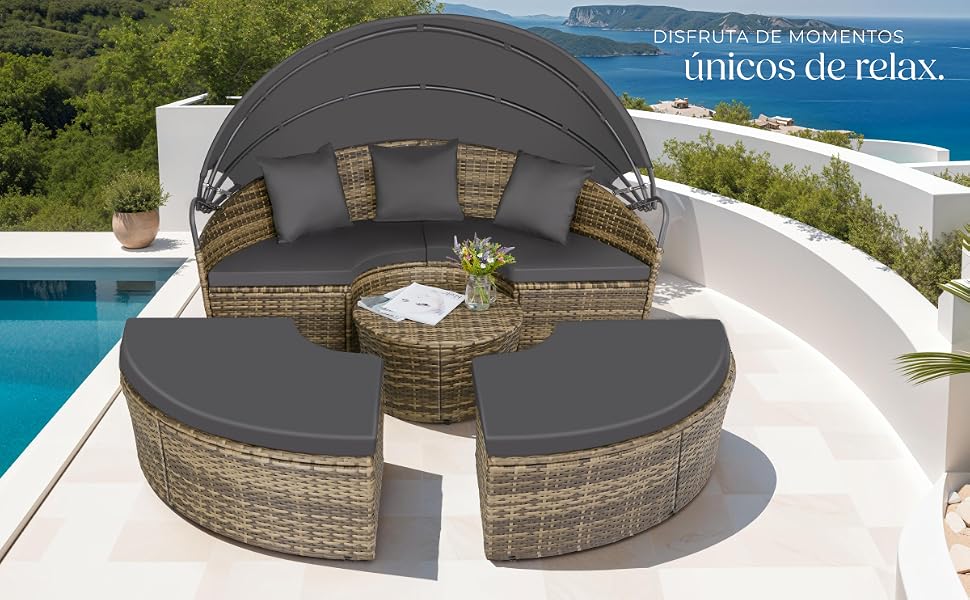 El texto dice «muebles de resina». Sofá exterior circular con cojines grises y base de resina tejida, colocado junto a la piscina.