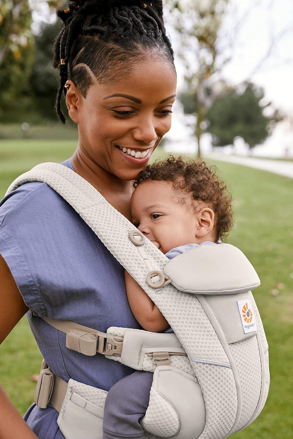 Ergobaby Omni Breeze Babytrage für Neugeborene ab Geburt bis 20kg, 4 Positionen SoftFlex Mesh Ergonomische Babybauchtrage Rückentrage Baby-Tragetasche, Natural Beige
