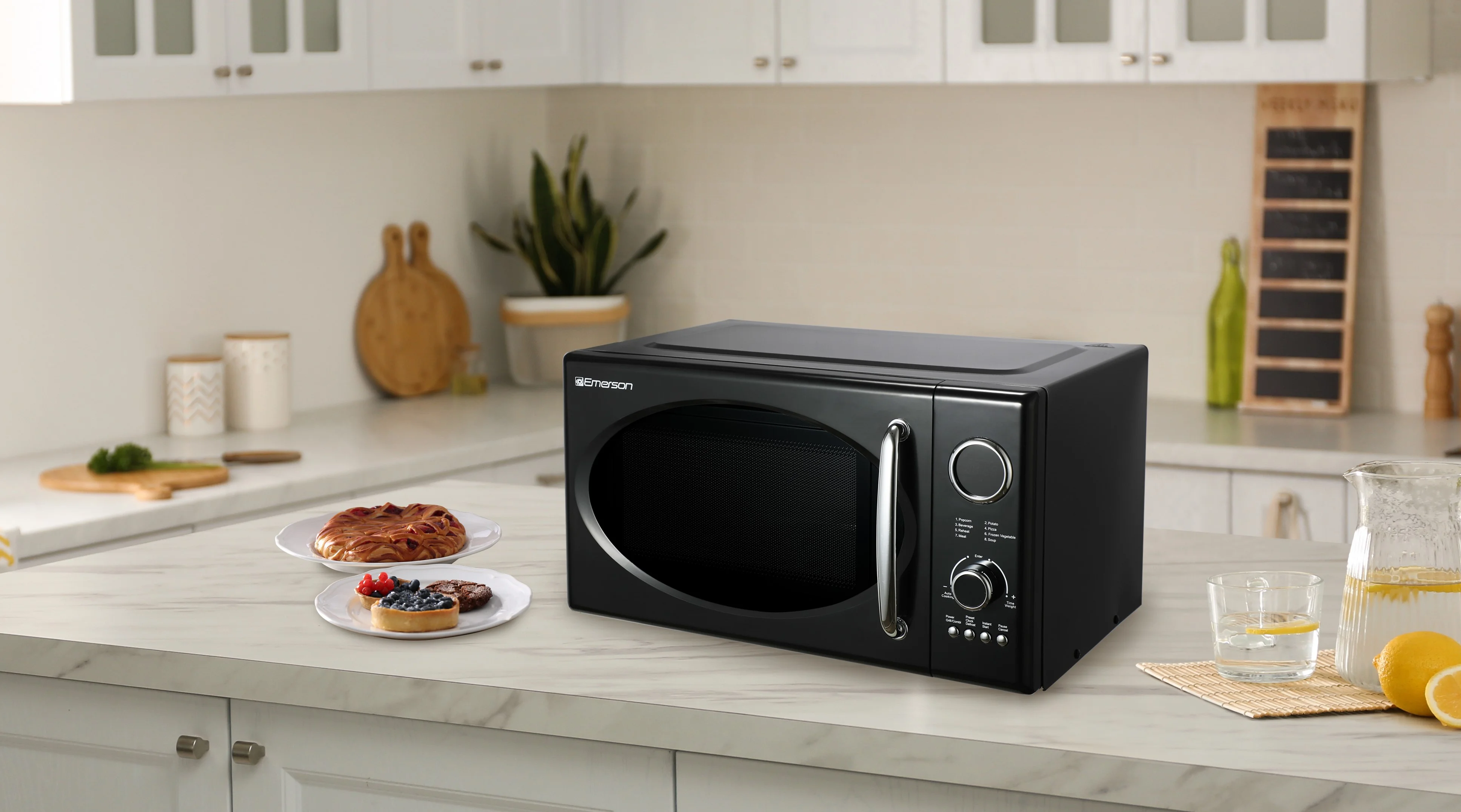 2025 Microondas retro negro Emerson 0,9 pies³ 800 W con función grill, modelo MWRG0901BK.