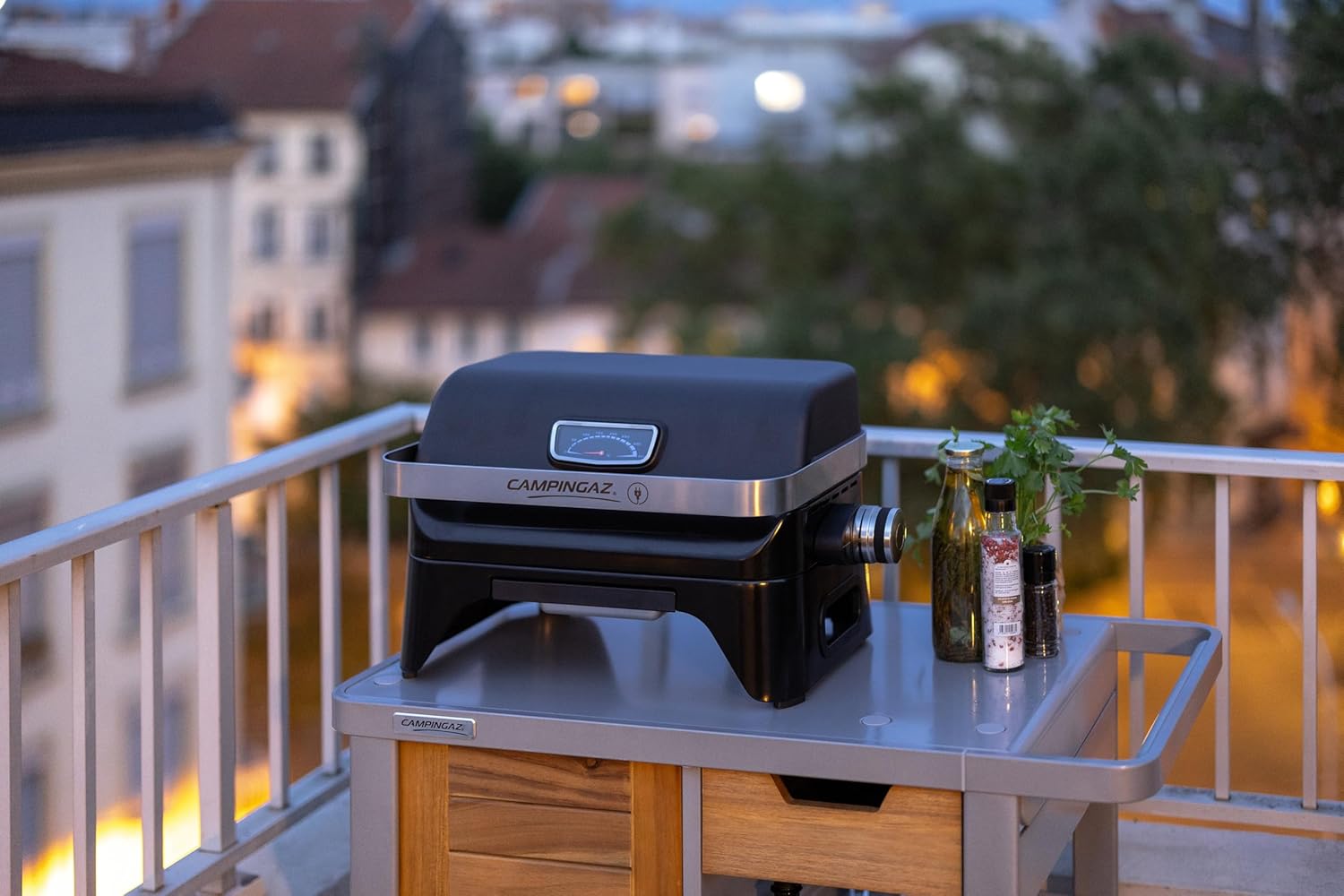 Campingaz Grill Attitude2go, Gasgrill & Elektrogrill, Tischgrill, tragbarer Balkon-, Camping-Grill, mit Deckel, Thermometer und Gusseisen-Grillrost, Betrieb mit Gas oder Elektro
