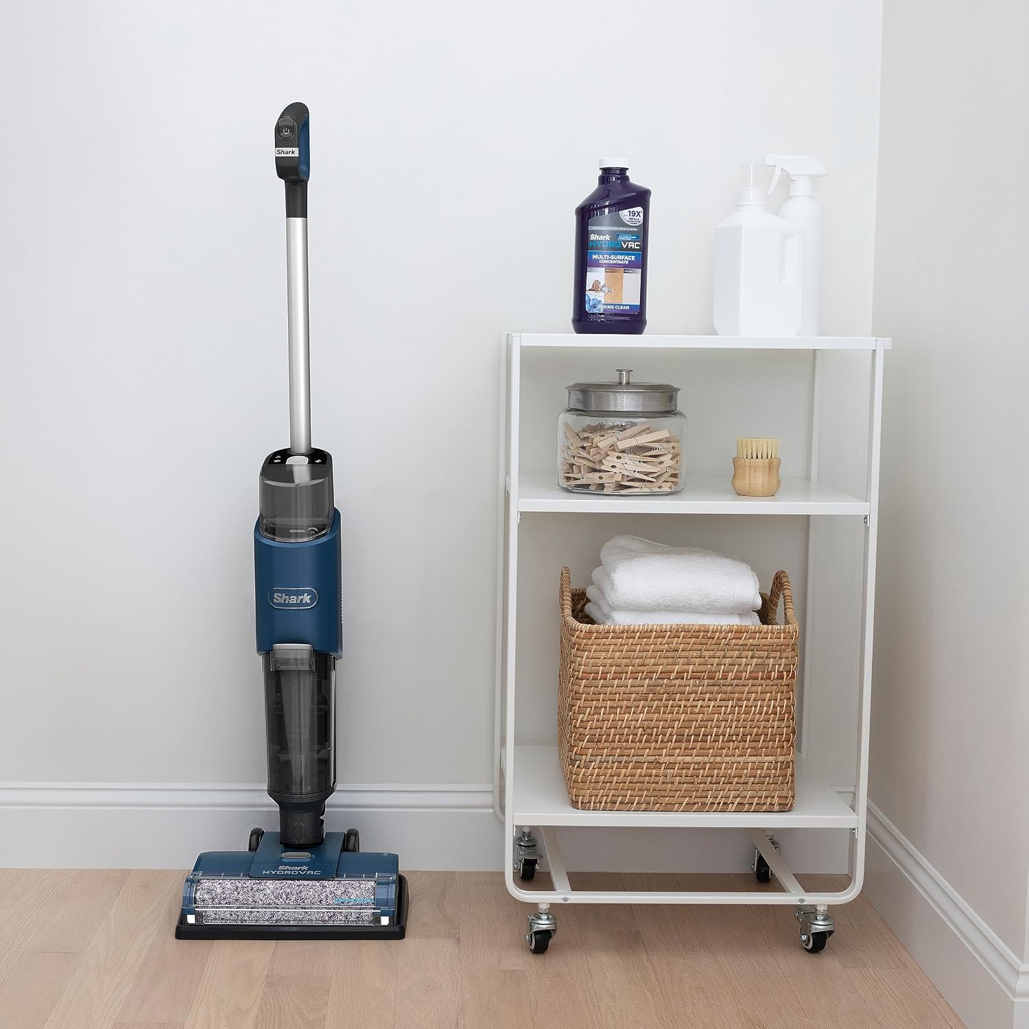Shark HydroVac Kabelgebundener Nass Trockensauger, antimikrobieller Bürstenrolle, Mehrzwecklösung geruchsneutralisierend, 7,6m Kabel, selbstreinigender Bodenreiniger, saugt & wischt, Blau WD100EU