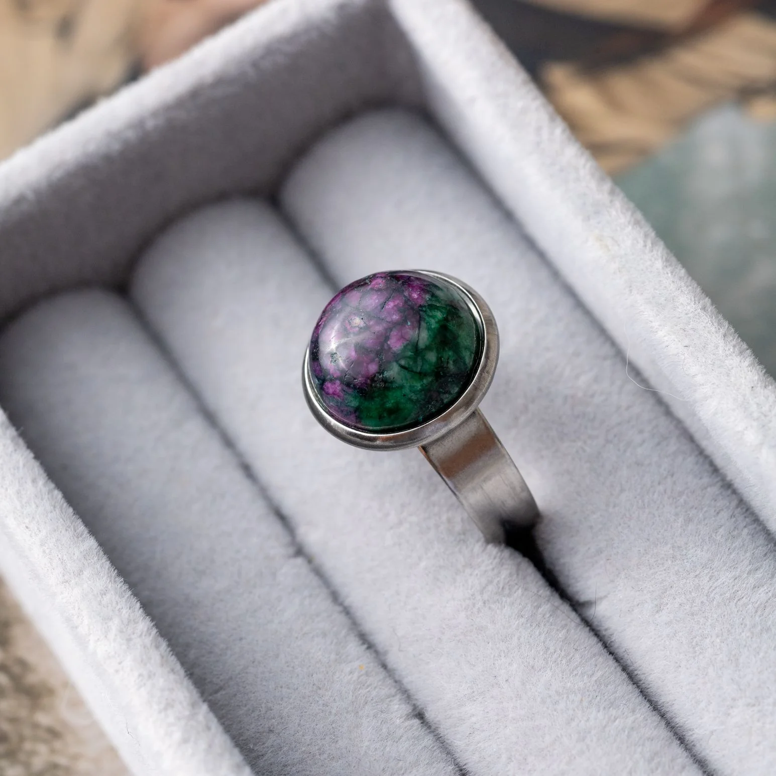 Zoisiet Robijn Ring - Cabochon Edelsteen - RVS - Daadkracht