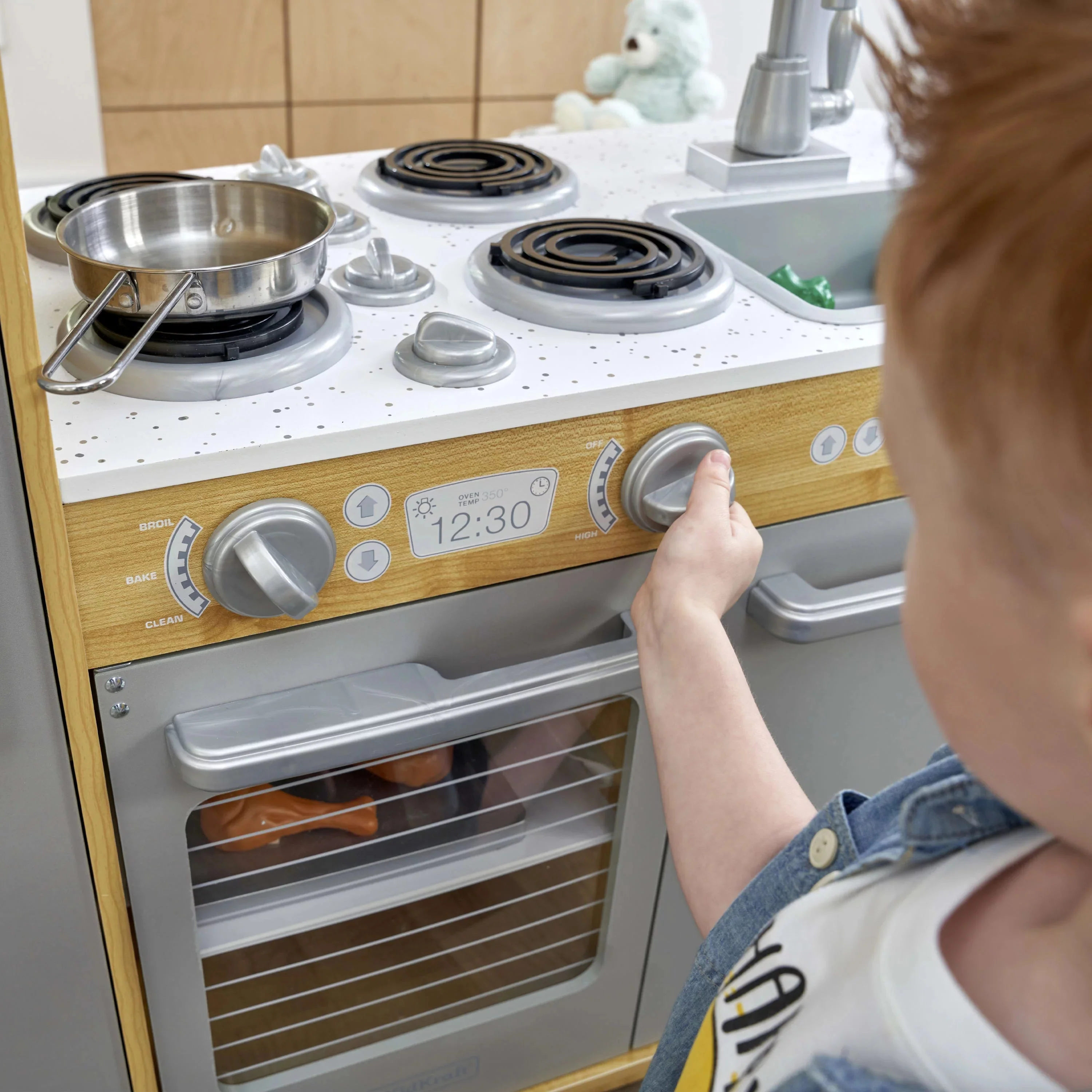 Cocina de Juego KidKraft Uptown Natural con Pizarrón y Soporte para Toallas