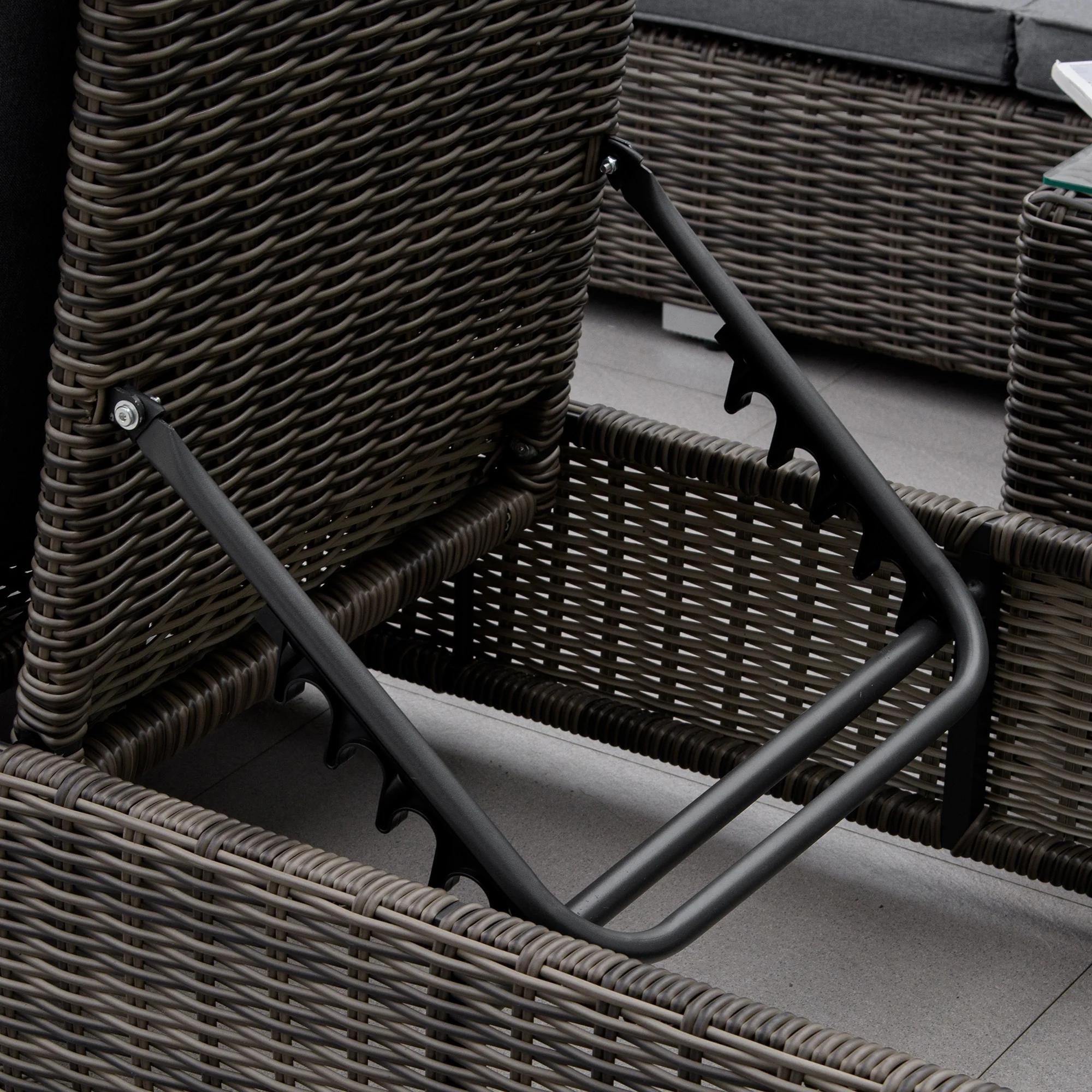 Outsunny poly rotan ligstoel met bijzettafel verstelbaar 60 x 195 x 86 cm