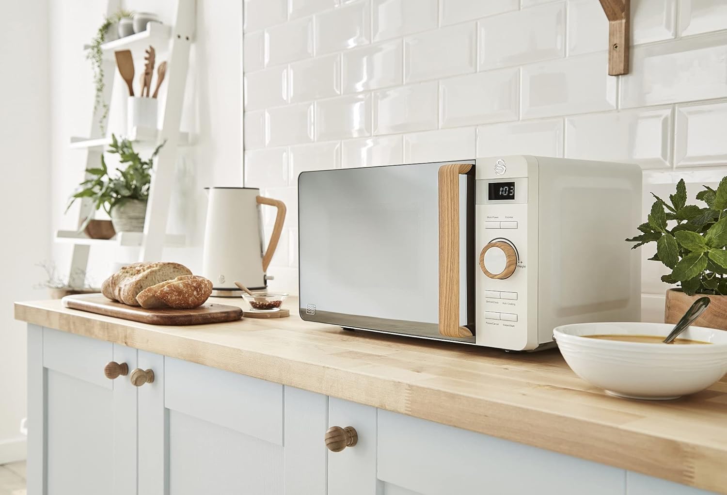 Swan Nordic SM22036WHTN Digitale Mikrowelle, Griff in Holzoptik, Gehäuse mit weicher Haptik und matter Oberfläche, 800 W, Baumwollweiß