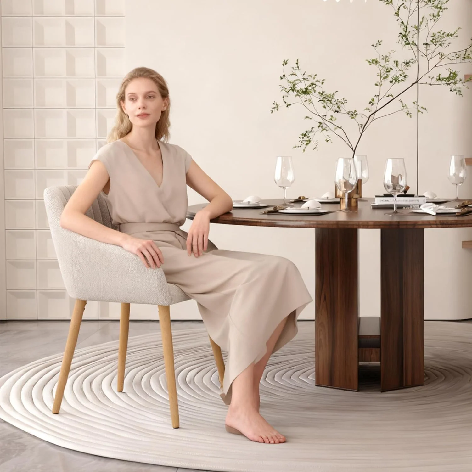 Juego de 4 sillas de comedor con reposabrazos, tapizadas en poliéster color beige y con patas de madera; sillas para comedor, cocina o salón. 2026