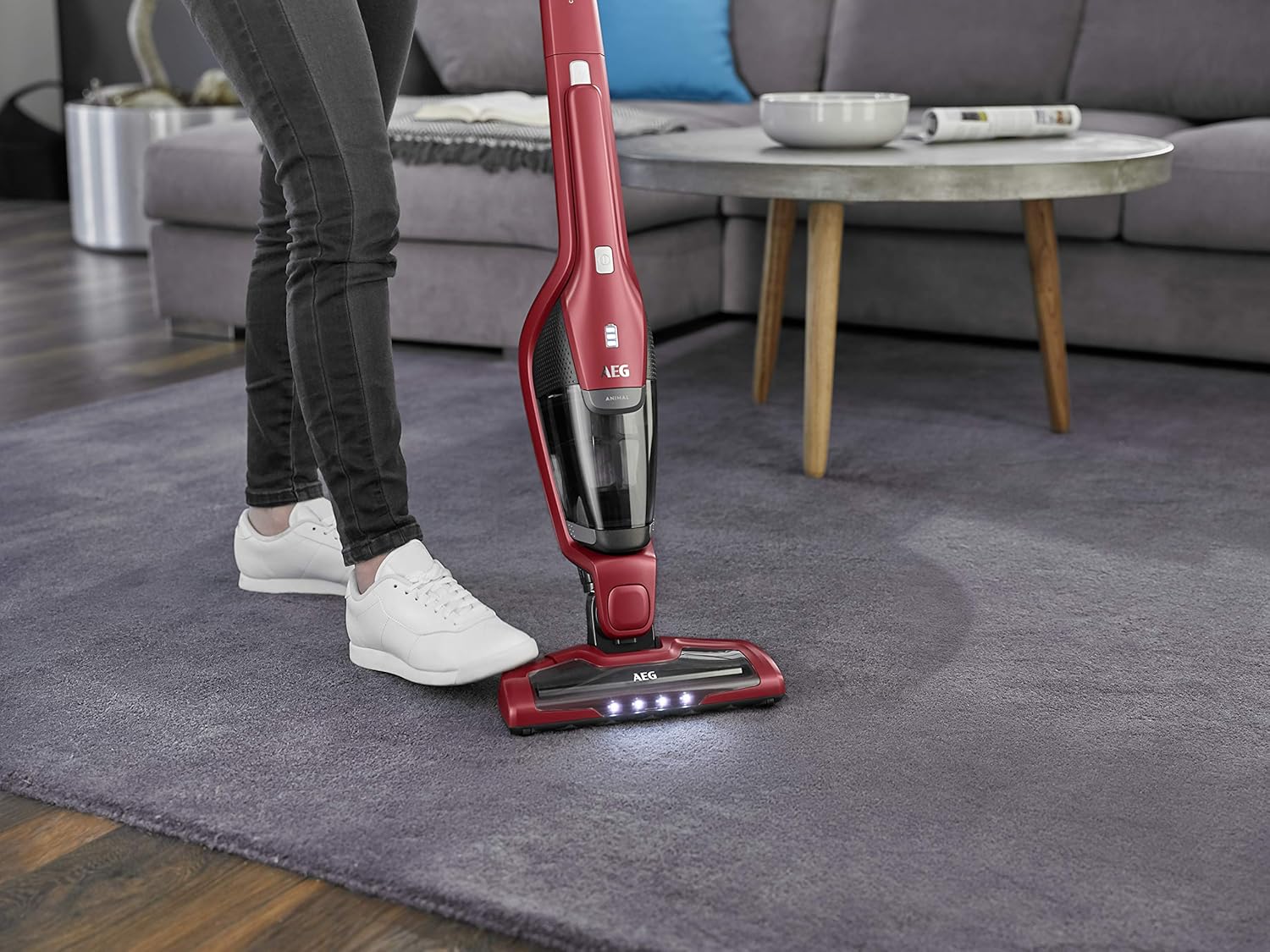 AEG Ergorapido CX7-2-45AN 2in1 Akku-Staubsauger / beutellos / Tierhaardüse / bis zu 45 Min. Laufzeit / freistehend / 180° Drehgelenk / Bürstenreinigungsfunktion / LED-Licht / rot / Exklusiv bei Amazon