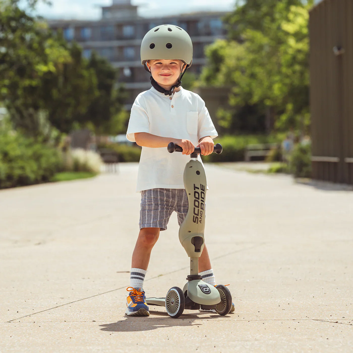 2025 Scoot and Ride Bicicleta sin pedales y Patinete 2 en 1 – Highwaykick 1 – Oliva