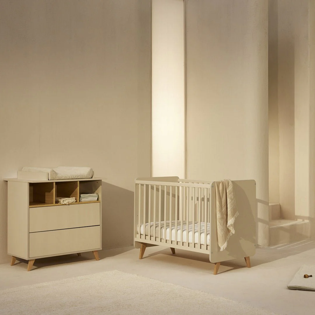2025 Cuna Quax Loft – Diseño escandinavo, somier con altura ajustable | 60x120 cm | Greige y madera de haya | Certificación FSC | Con somier, sin colchón