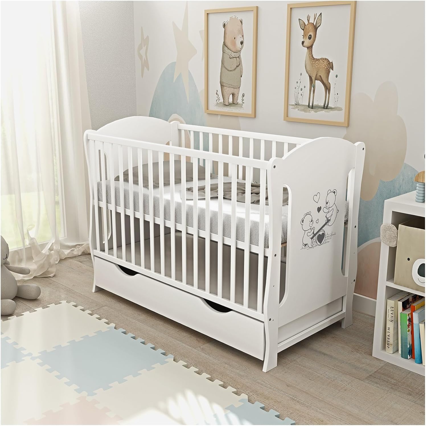 Baby Delux Babybett 60x120 weiß Kinderbett umbaubar zum Juniorbett Schublade Matratze Teddy Wippe Motiv