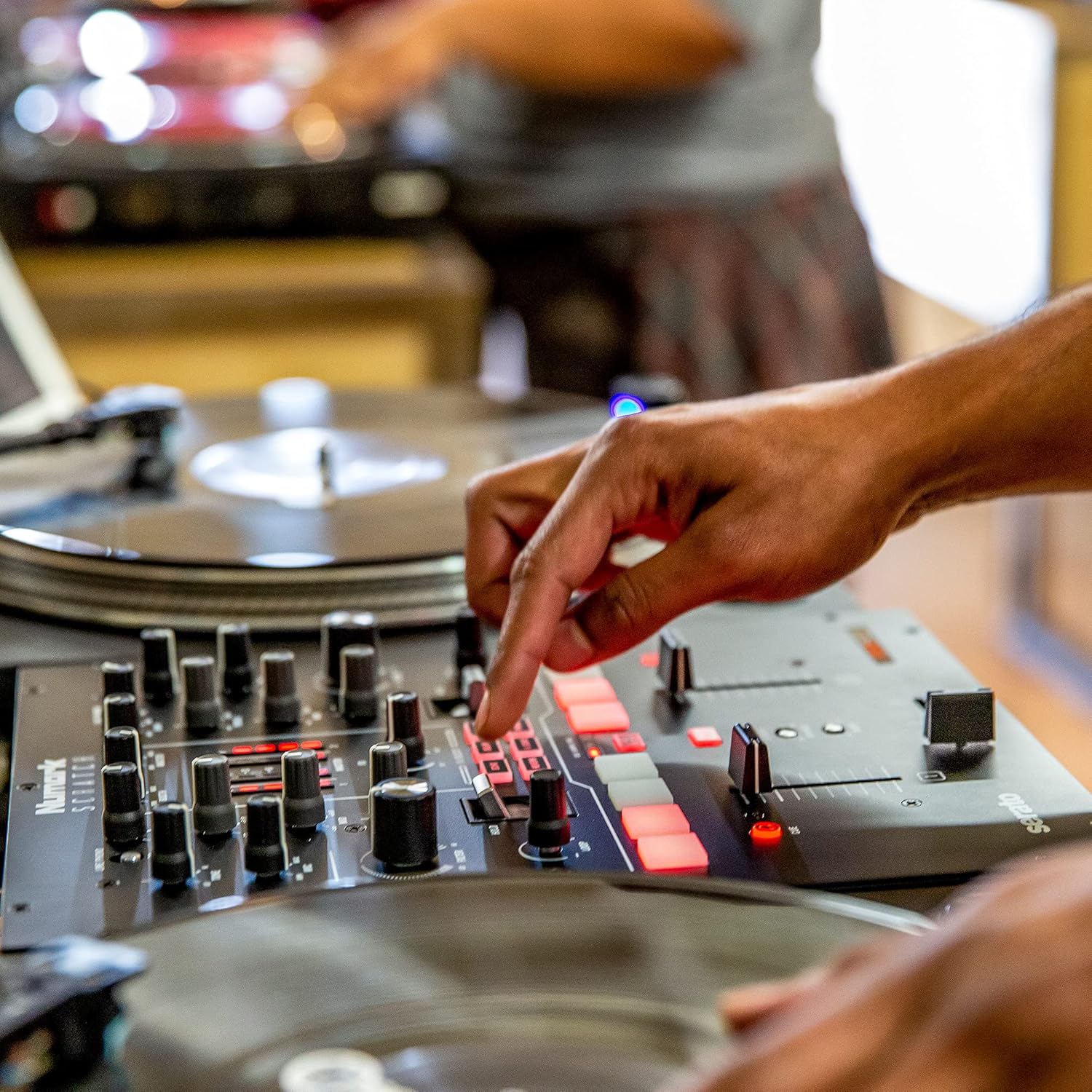 Numark Scratch - Zweikanal DJ Scratch Mixer mit Serato DJ Pro, Innofader Crossfader, DVS-Lizenz, 6 Direktzugriffseffektw?hlern und Performance Pads