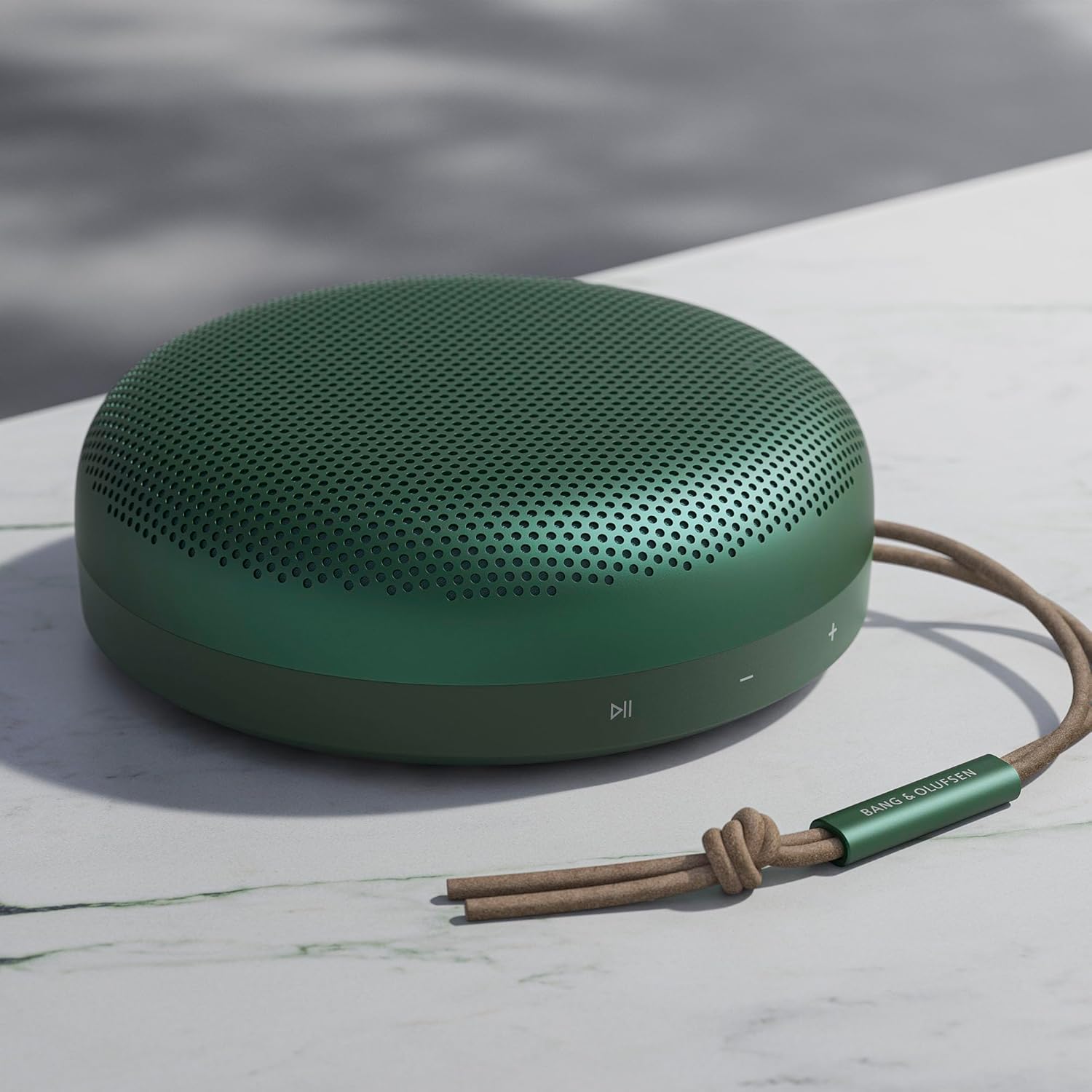 Bang & Olufsen Beosound A1 (2. Gen) – Kabelloser tragbarer IP67 wasserdichter Bluetooth-Lautsprecher mit 360-Grad-Sound, Alexa Voice Assistant & Speakerphone, 18 h Akkulaufzeit - Black Anthracite