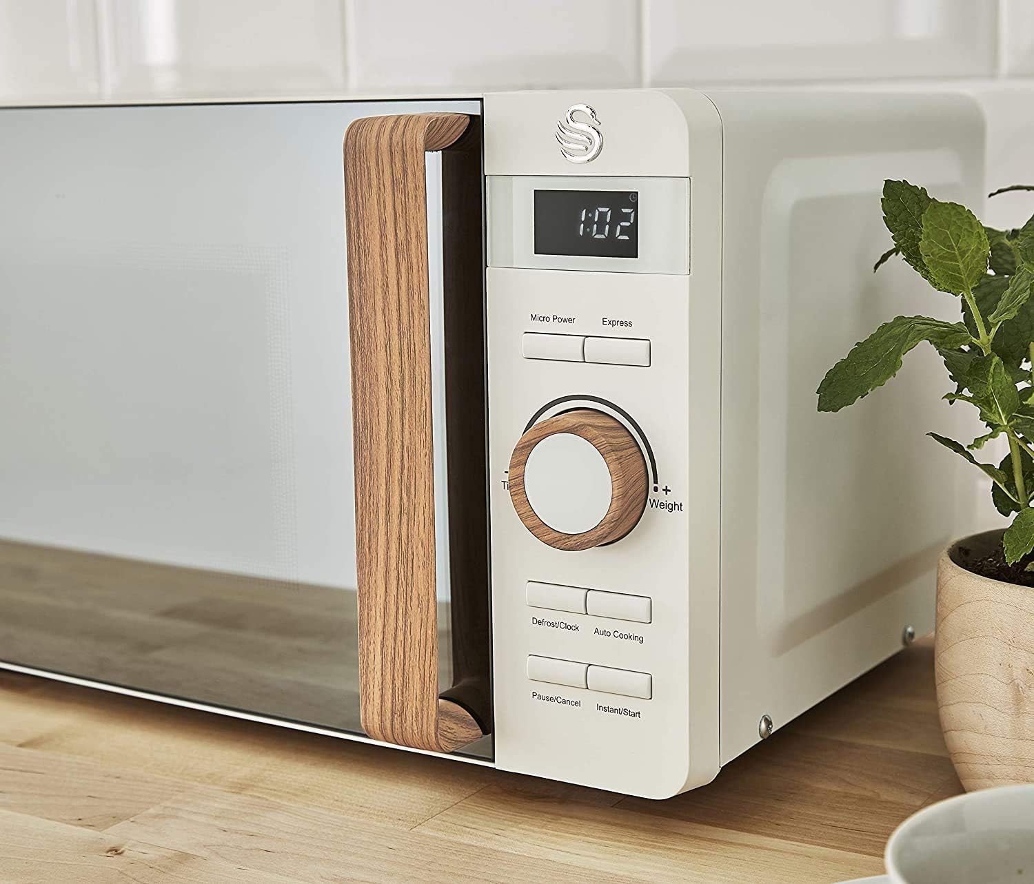 Swan Nordic 20 L digitaler Mikrowellenherd, 6 Leistungsstufen, 800 W Leistung, 30-Minuten-Timer, einfache Reinigung, Abtaumodus, modernes Design, Griff in Holzoptik, mattwei