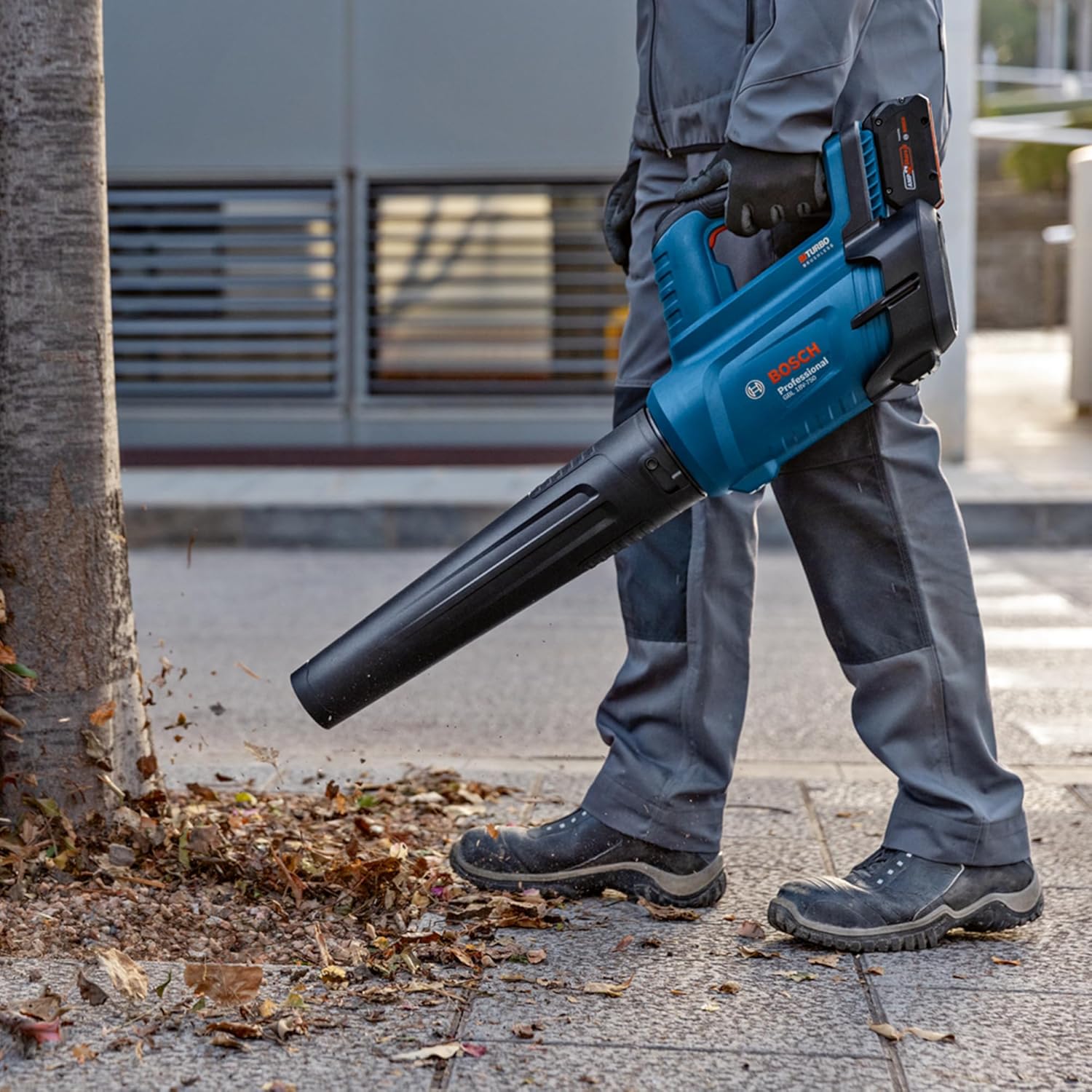 Bosch Professional BITURBO Akku-Gebläse GBL 18V-750 (Volumenstrom von 780 m³/h, Luftgeschwindigkeit von bis zu 198 km/h, variable Drehzahl)