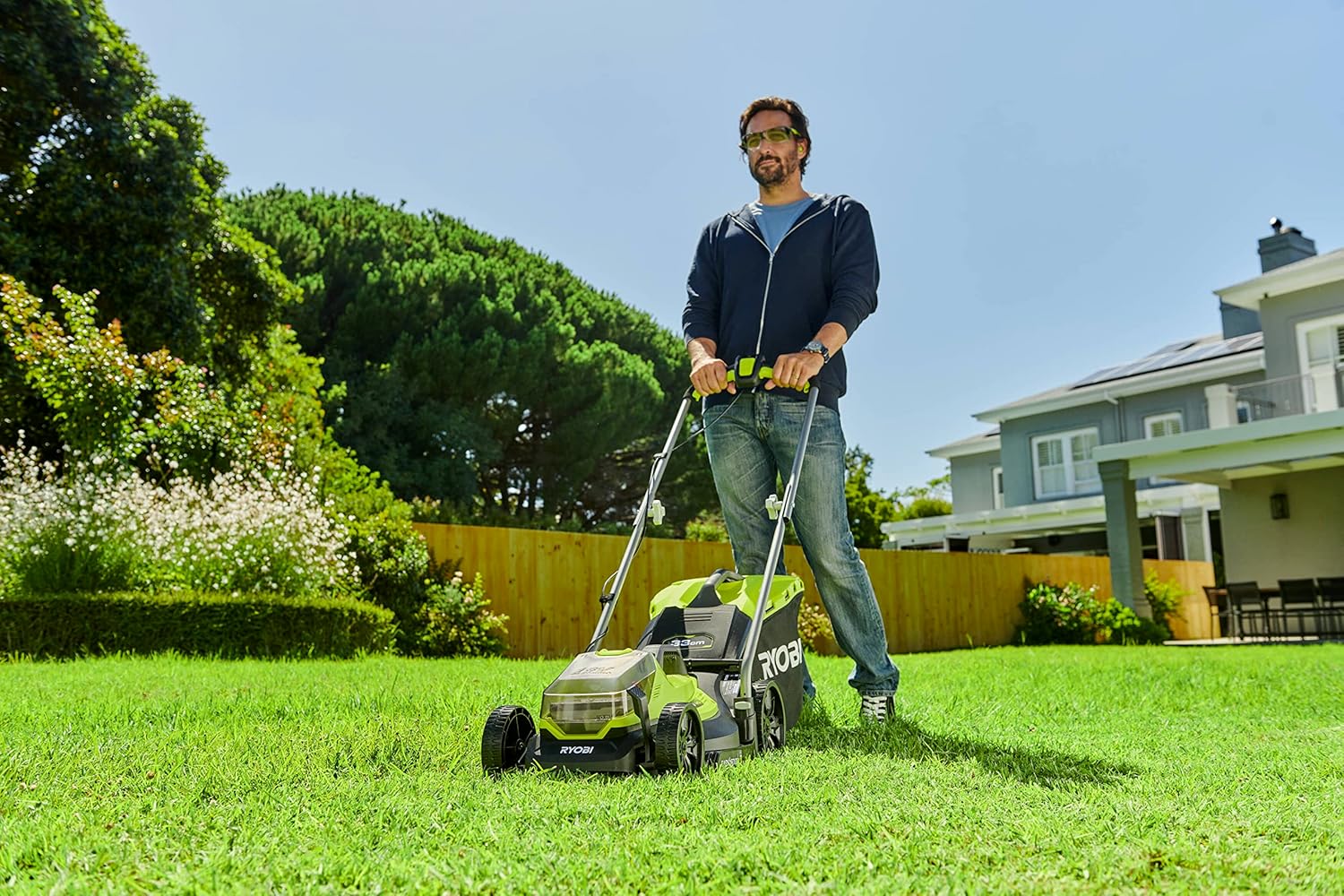 RYOBI 18 V ONE+ Akku-Rasenmäher RLM18X33B40 (Schnittbreite 33 cm, 5-fache Höhenverstellung 25-65 mm, zusammenklappbares Griffgestänge, inkl. Mulchkeil, 35l Grasfangsack, 4,0Ah Akku & Ladegerät)