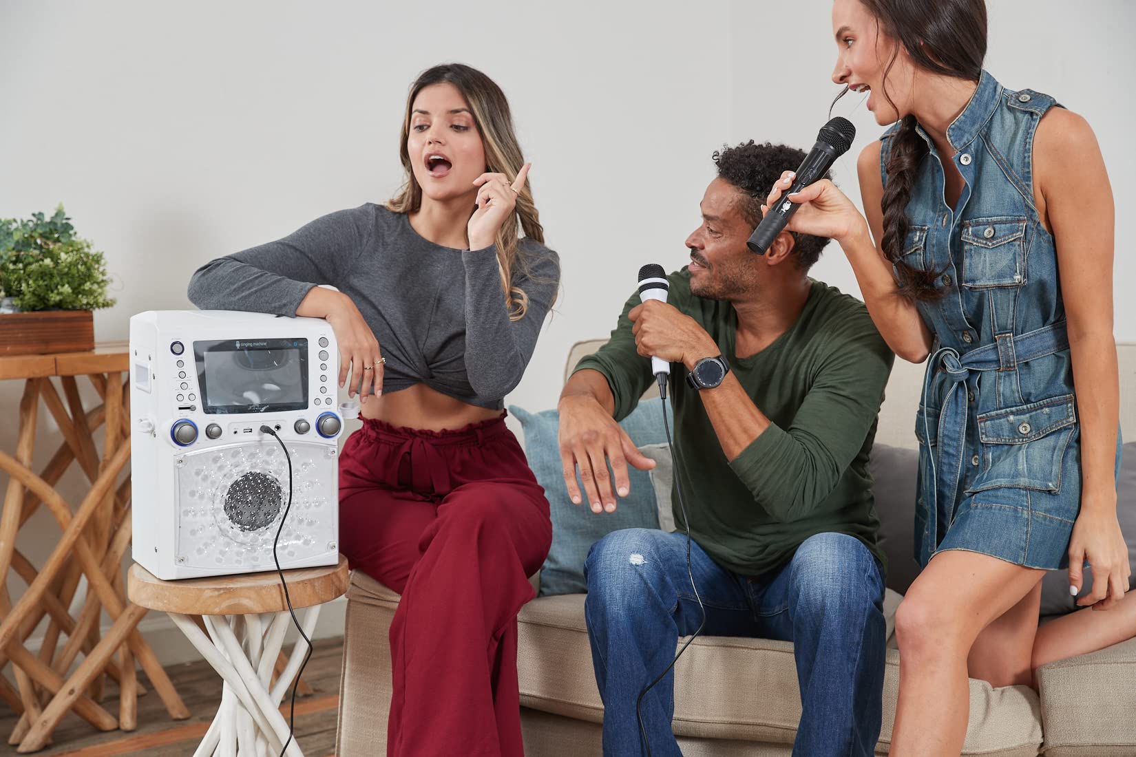 Singing Machine STVG785BTW Bluetooth Karaoke