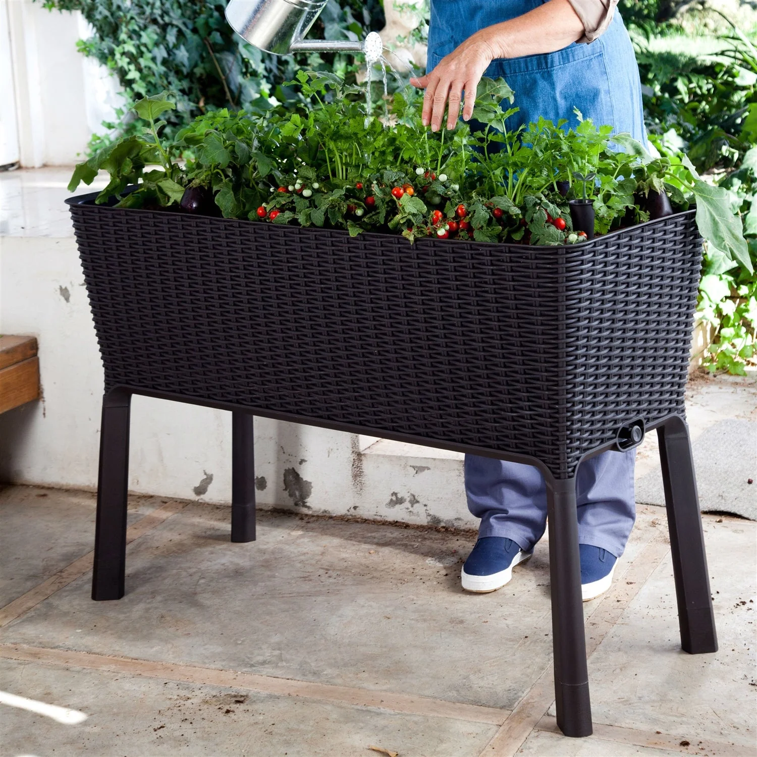 2026 Nuevo Modern Dark Brown Resin Wicker Raised Garden Bed Planter con indicador de agua