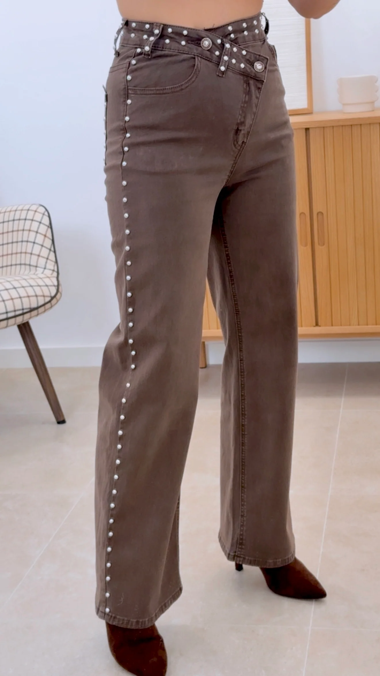 PANTALÓN CRUZADO TACHUELAS