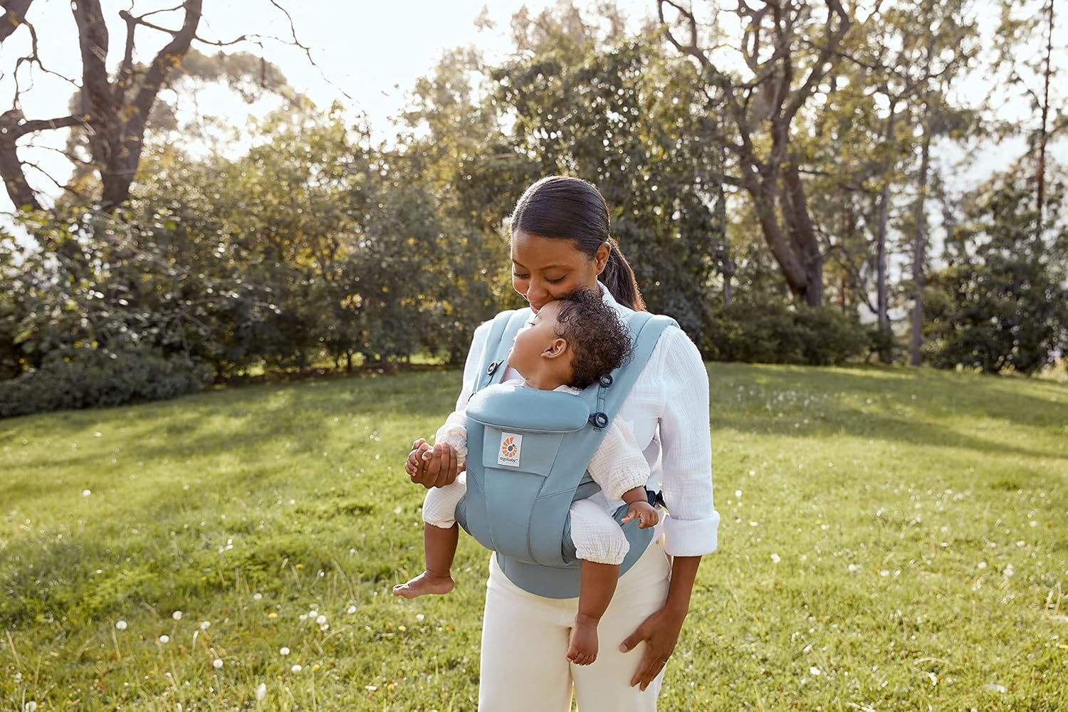 Ergobaby Omni Breeze Babytrage für Neugeborene ab Geburt bis 20kg, 4 Positionen SoftFlex Mesh Ergonomische Babybauchtrage Rückentrage Baby-Tragetasche, Natural Beige