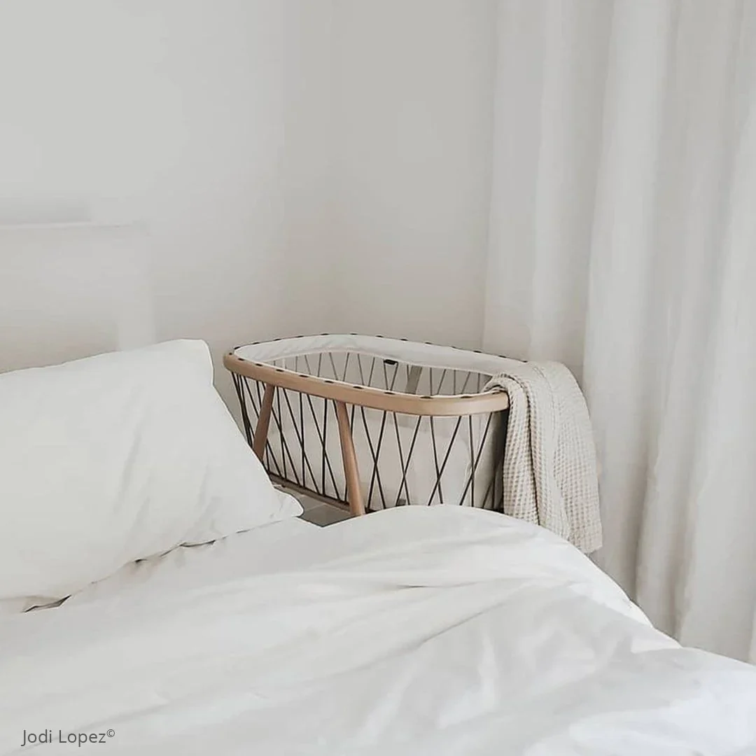 2025 Cuna KUMI de Charlie Crane – Capullo transparente con suave balanceo lateral | Dimensiones 81x56x72 cm | Colchón de espuma incluido | Cordones personalizables | Diseño moderno y minimalista