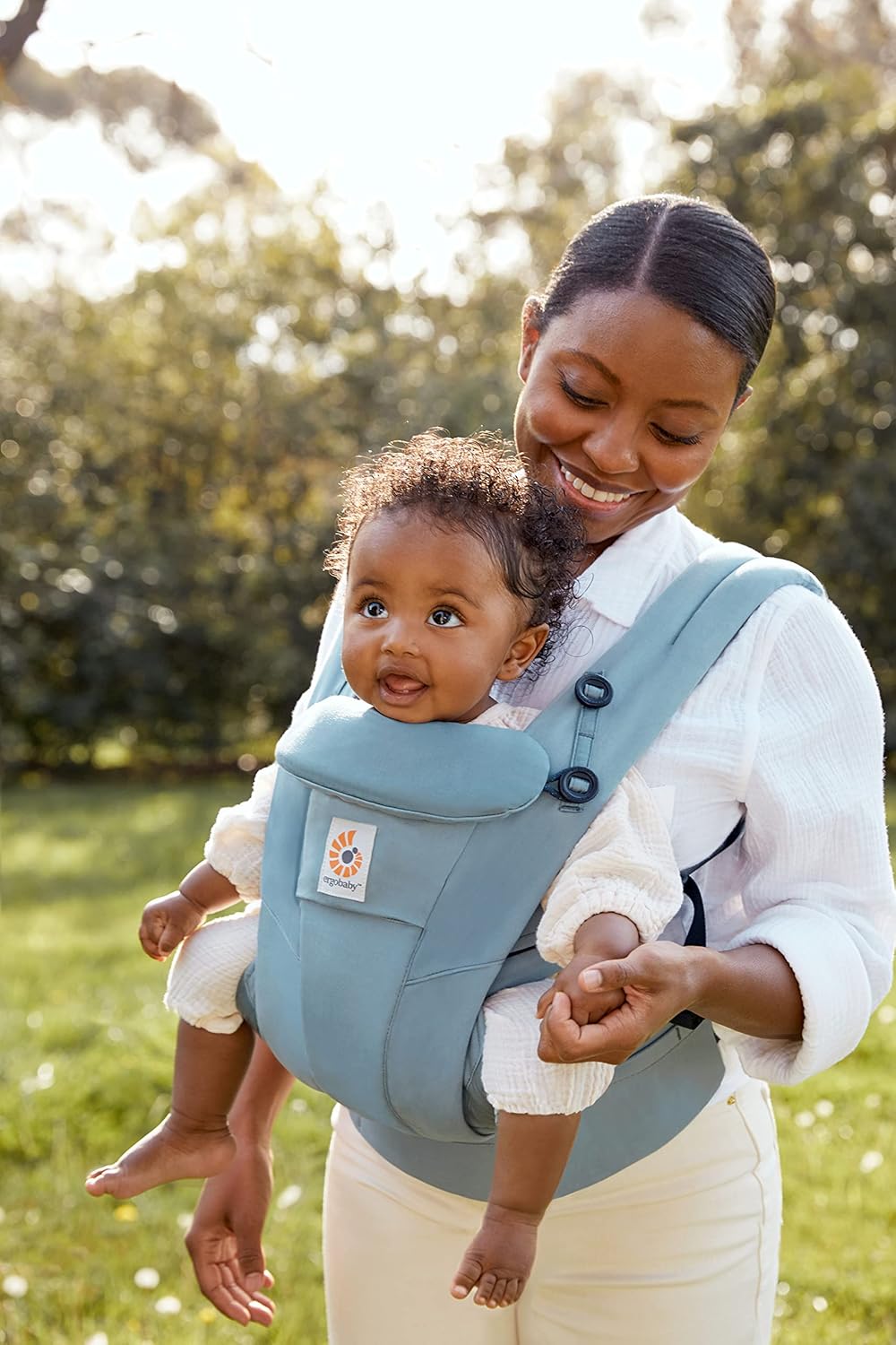 Ergobaby Omni Breeze Babytrage für Neugeborene ab Geburt bis 20kg, 4 Positionen SoftFlex Mesh Ergonomische Babybauchtrage Rückentrage Baby-Tragetasche, Natural Beige