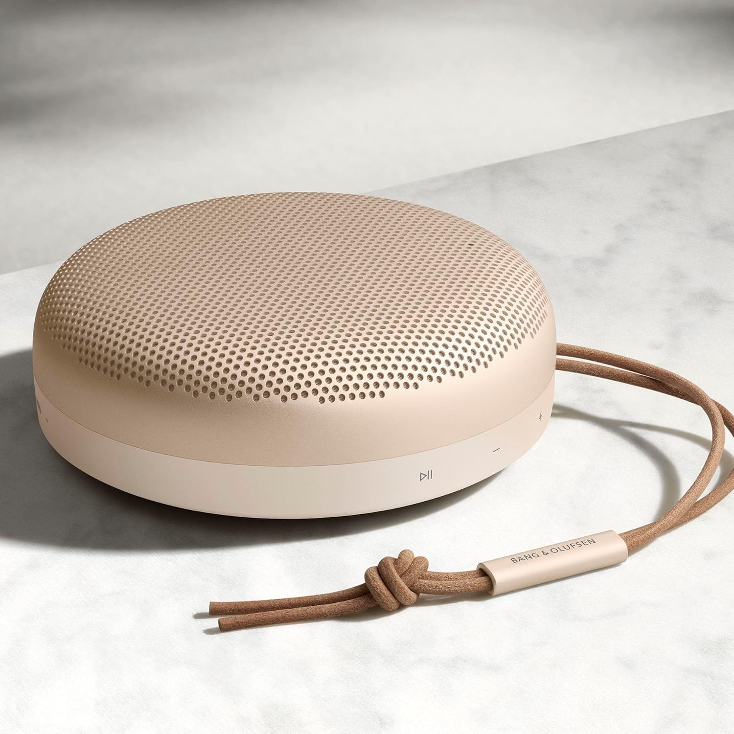 Bang & Olufsen Beosound A1 (2. Gen) – Kabelloser tragbarer IP67 wasserdichter Bluetooth-Lautsprecher mit 360-Grad-Sound, Alexa Voice Assistant & Speakerphone, 18 h Akkulaufzeit - Black Anthracite