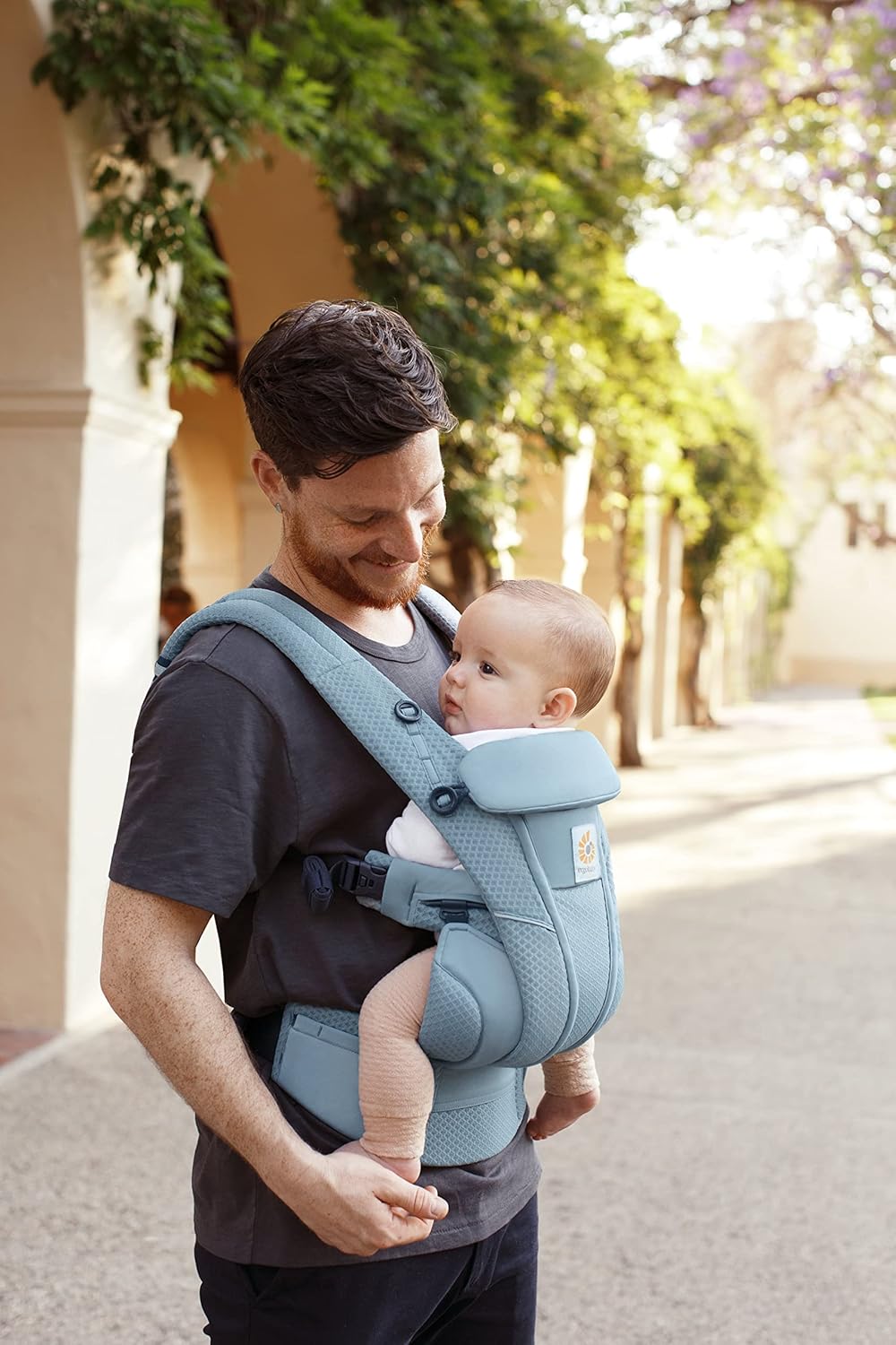 Ergobaby Omni Breeze Babytrage für Neugeborene ab Geburt bis 20kg, 4 Positionen SoftFlex Mesh Ergonomische Babybauchtrage Rückentrage Baby-Tragetasche, Natural Beige