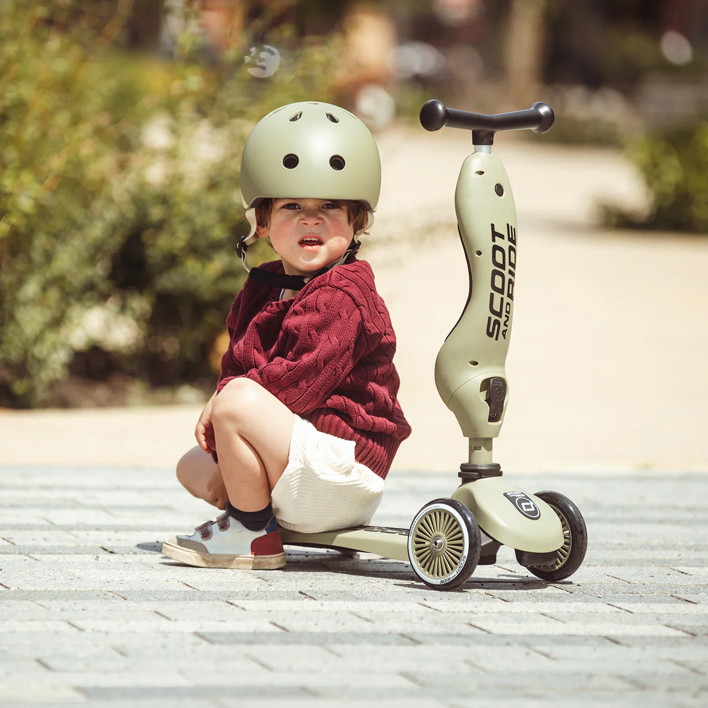 2025 Scoot and Ride Bicicleta sin pedales y Patinete 2 en 1 – Highwaykick 1 – Oliva