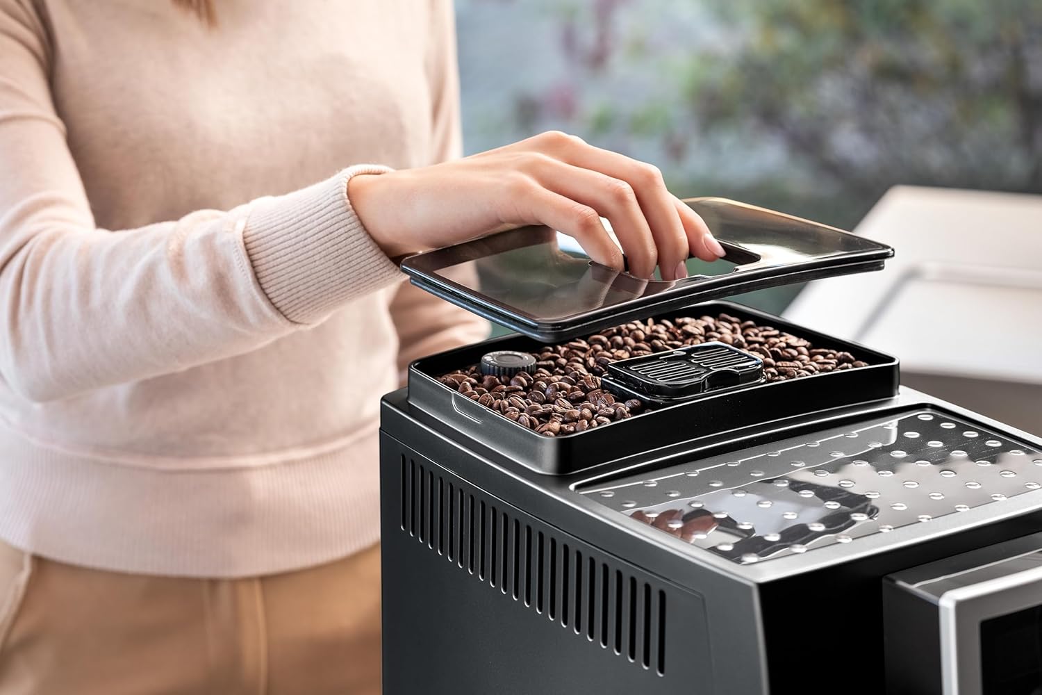 De'Longhi Magnifica S Smart ECAM 230.13.B Kaffeevollautomat mit Milchaufschäumdüse für Cappuccino, Espresso-, Kaffee- und Long Coffee Direktwahltasten und Drehregler, 2-Tassen-Funktion, Schwarz