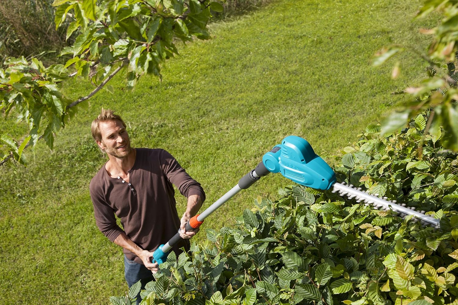 Gardena Teleskop-Heckenschere THS 500/48: Heckenschere mit 500 W, 3,5 m Reichweite, abwinkelbarer Kopf und Teleskopstiel, 48 cm Messerlnge, ergonomischer Griff und Anschlagschutz, (8883-20)