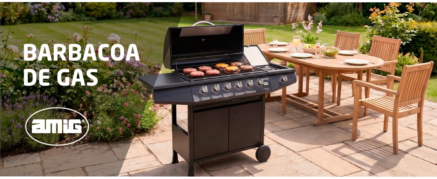 El texto dice «BARBACOA DE GAS» y «ASIMIS». Parrilla de gas en el patio al aire libre con sillas de madera y jardines verdes de fondo.