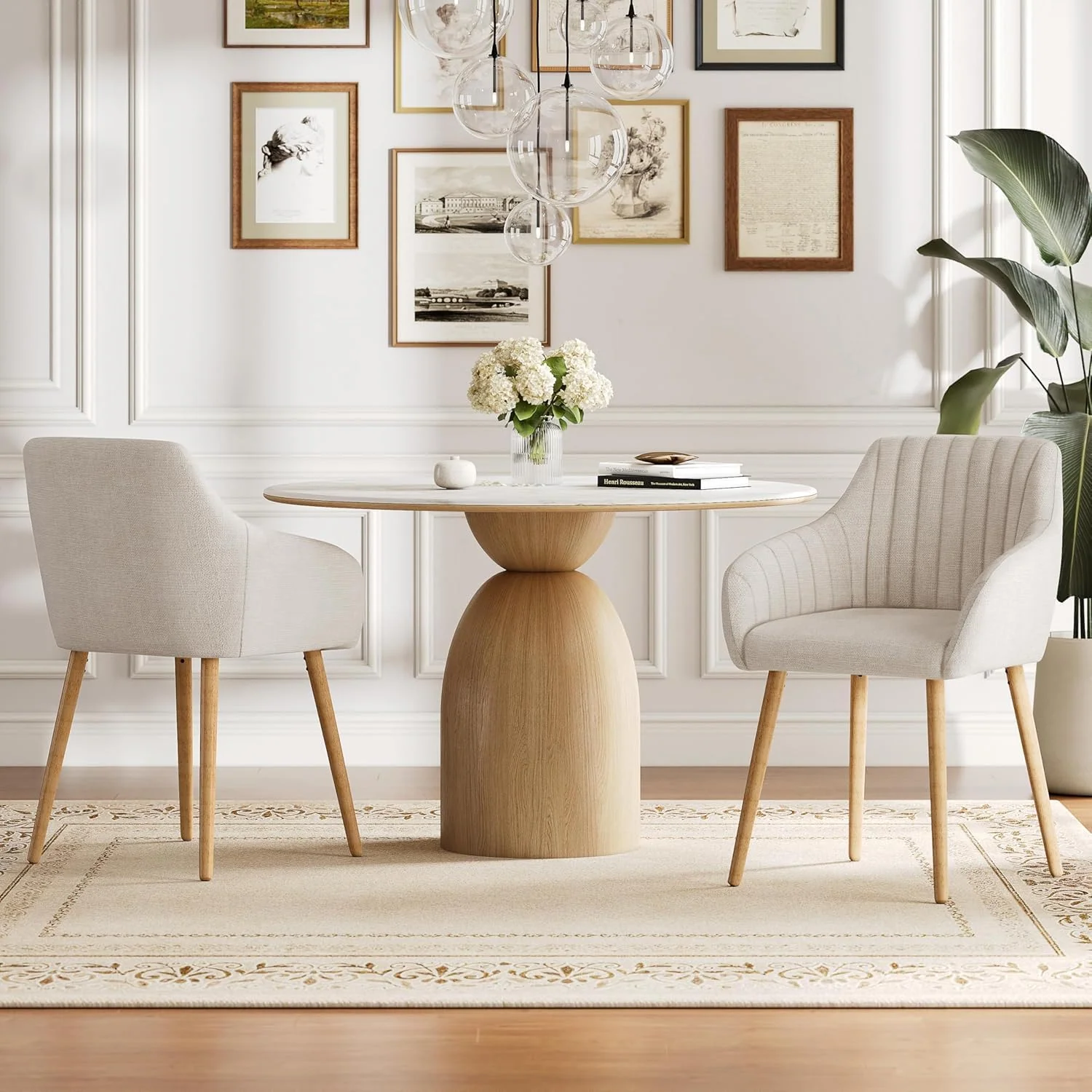 Juego de 4 sillas de comedor con reposabrazos, tapizadas en poliéster color beige y con patas de madera; sillas para comedor, cocina o salón. 2026