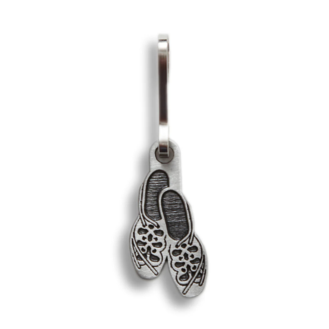 Zipper Pull - Dancing Ghillies