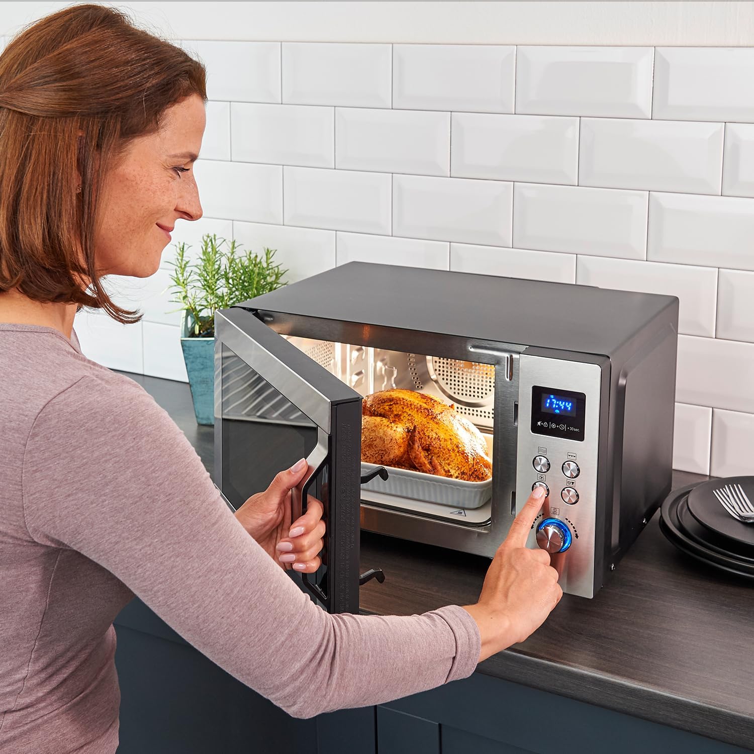 SEVERIN Mikrowelle mit Grill und Heißluftfunktion 3-in-1, zum Auftauen, Garen und Erhitzen, Mikrowelle mit Drehteller, Edelstahl-gebürstet/silber, MW 7774