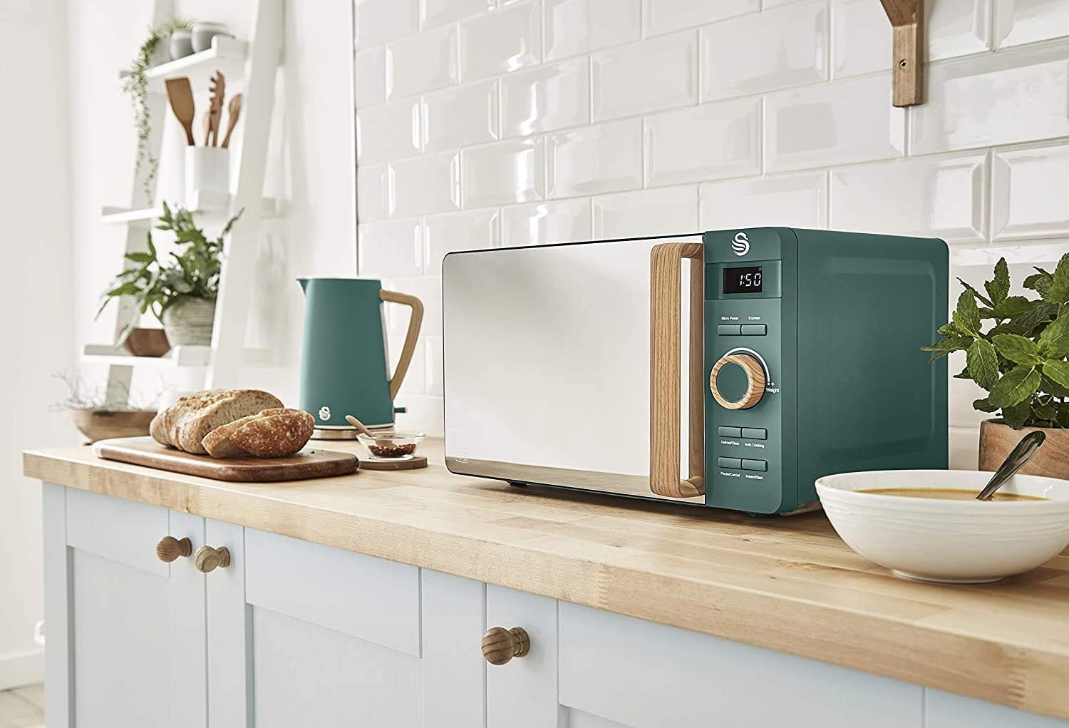 Swan Nordic 20 L digitaler Mikrowellenherd, 6 Leistungsstufen, 800 W Leistung, 30-Minuten-Timer, einfache Reinigung, Abtaumodus, modernes Design, Griff in Holzoptik, mattwei